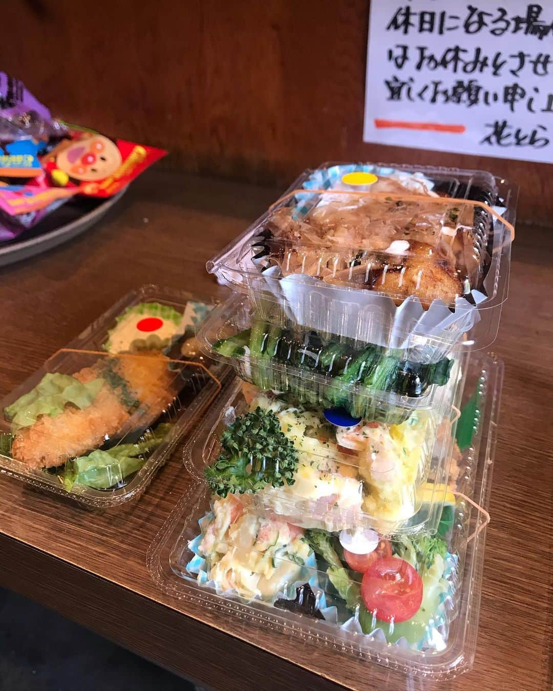 アヤメさんのインスタグラム写真 - (アヤメInstagram)「Take away food, supporting our favorite neighbor🍱 馴染みのお店、花とらさんのお惣菜が美味しい〜😋 毎日14時頃から始まり、18時頃には完売ですって😲 #花とら #代々木八幡テイクアウト #富ヶ谷 #奥渋 #代々木八幡ランチ #代々木八幡グルメ」4月20日 17時04分 - ayame_socks