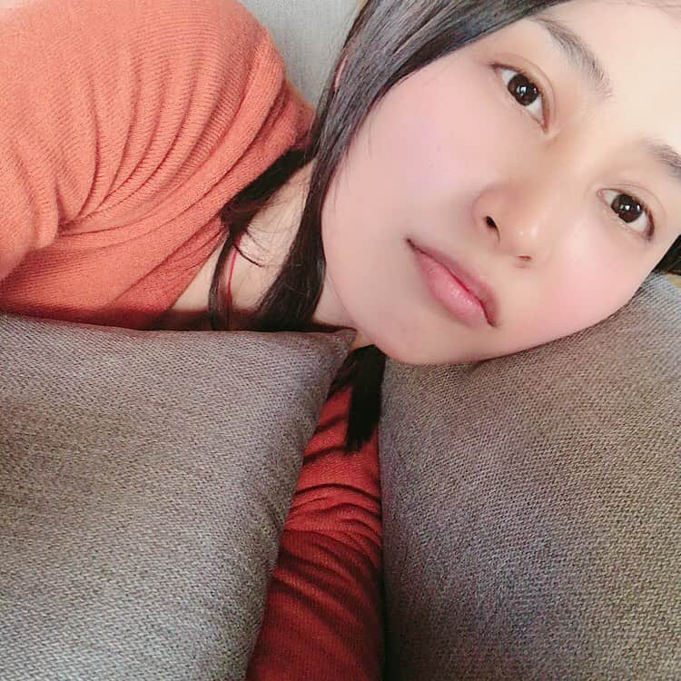 のインスタグラム：「ソファで﻿ ﻿ ゴロゴロしてる😛﻿ みんなもゴロゴロしてる？ ﻿#束の間の休息 ﻿ ﻿ ﻿ ﻿ お値段以上ですね。﻿ #ニトリ﻿ ﻿ ﻿ ﻿ ﻿ ﻿ ﻿ さて晩御飯つーくろっ🍚🍴🍛﻿ ﻿ #これが今の私の仕事 ﻿ ﻿ ﻿ ﻿#自粛生活 #自粛 ﻿」