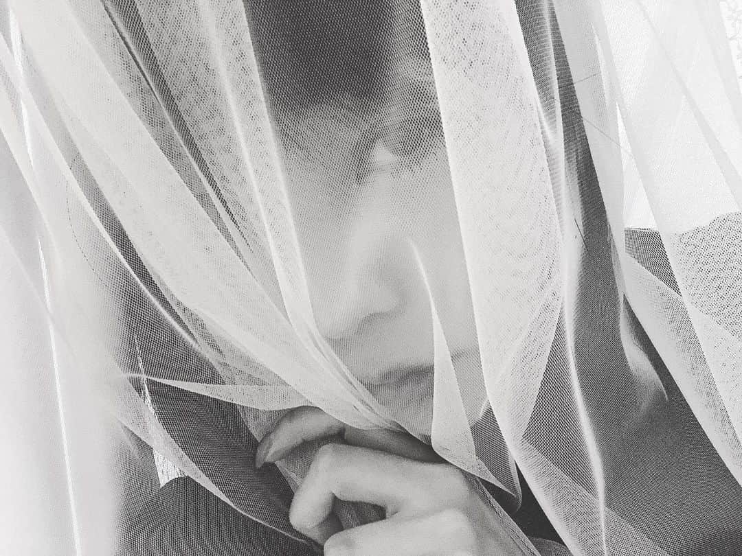 相沢梨紗さんのインスタグラム写真 - (相沢梨紗Instagram)「カーテンに隠れると、なぜか落ち着く。。。なんで？笑」4月20日 17時09分 - risacheeese