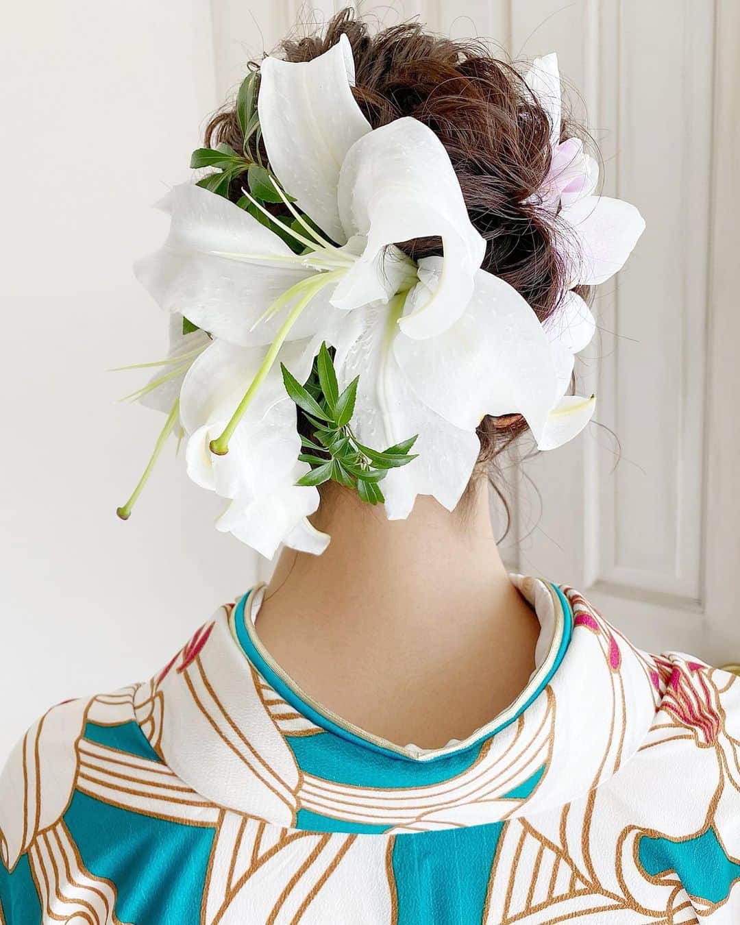宮原幸恵さんのインスタグラム写真 宮原幸恵instagram 卒業式ヘアセット ゆり柄の着物に合わせて 立派なカサブランカの生花を使った ヘアアレンジですっ 大きなお花って意外と難しくて 粋でお洒落に仕上がるかダサくなるか 紙一重 お花