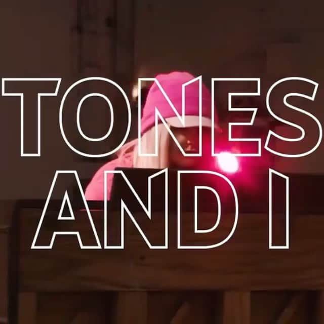 のインスタグラム：「【Tones and I】 トーンズ・アンド・アイが　@youtubemusic の「アーティスト・オン・ザ・ライズ」に輝きました🤩 ✨ 彼女の魅力的で一度聴いたら忘れられない歌声で世界中の人々から注目を浴びているトーンズ😊 ✨ これまで数多くの活躍をしてきて、大ヒット曲「ダンス・モンキー」で何カ国ものチャートで1位を獲得してきました‼️ 彼女の勢いはまだまだ止まりません❣️ ✨ これからも期待していてください💫 #tonesandi #youtubemusic #artistontherise #dancemonkey #トーンズアンドアイ #ダンスモンキー #おうちで音楽 #洋楽」