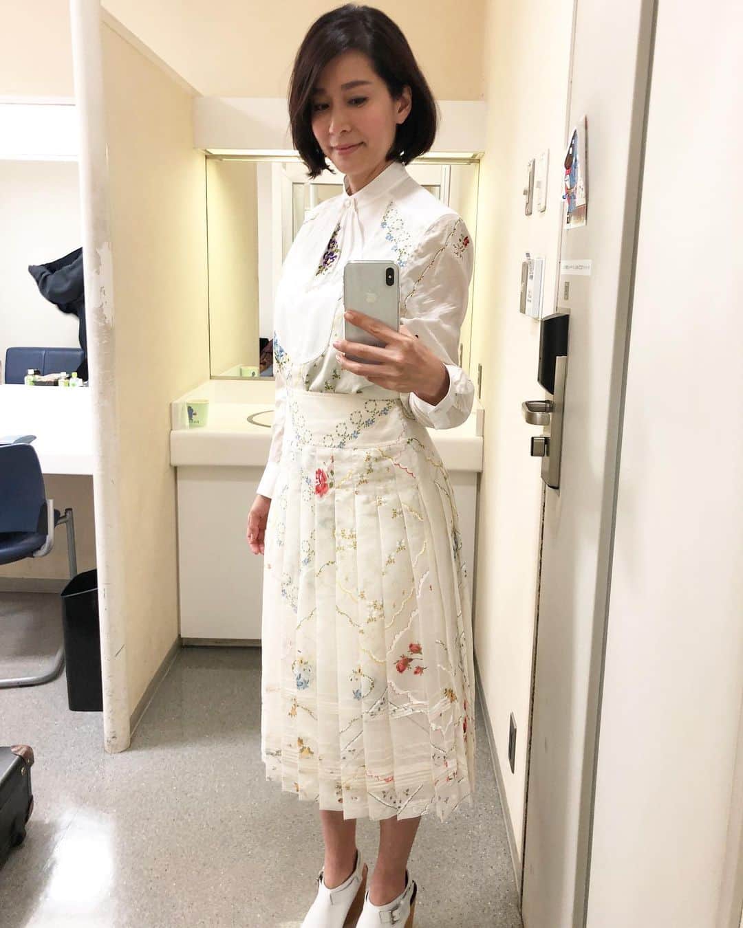 のインスタグラム：「こんな時期ですが、収録でした。私も気を付けていますが、スタッフのみなさんがno三密&時間短縮で頑張ってくださったおかげで、あまり不安もなく仕事ができました。でも懐かしい顔もたくさんあって、本当はハグしたり、ゆっくりお話したかったけれど、今は我慢です。また落ち着いたらゆっくりね。また詳細は後ほど。  #衣装　#toryburch #春らしい衣装で気分だけでも　#shooting #内田恭子　#kyokouchida」