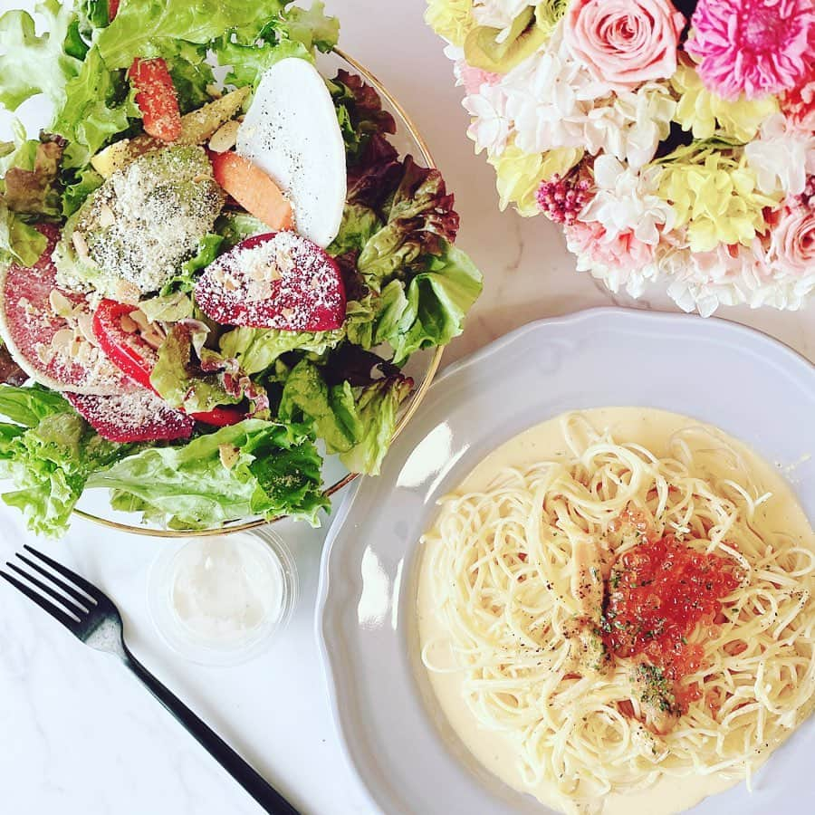 佐倉知里さんのインスタグラム写真 - (佐倉知里Instagram)「おうちAfternoon tea🌸 . 毎日の毎度のご飯を作ってお外に出られず お料理大好きな私もさすがに もうっ( ›_‹ )ﾉ ってなってしまうことがある 今日この頃😢 . お天気のいい日に @gingergardenaoyama  の桜アフタヌーンティーを UVERしてほっっと一息🥺💓 甘いもの得意じゃない私でもペロリの美味しさ...。 . ランチもお皿に盛ってカフェ気分ᕱ⑅ᕱ♡ . またみんなで美味しいごはんを食べに行ける その日を楽しみに、今おうちで出来る小さな幸せ🍀 . . . . #ジンジャーガーデン青山 #桜アフタヌーンティー #おうち時間を楽しむ #afternoontea」4月20日 17時42分 - chisa_tiara