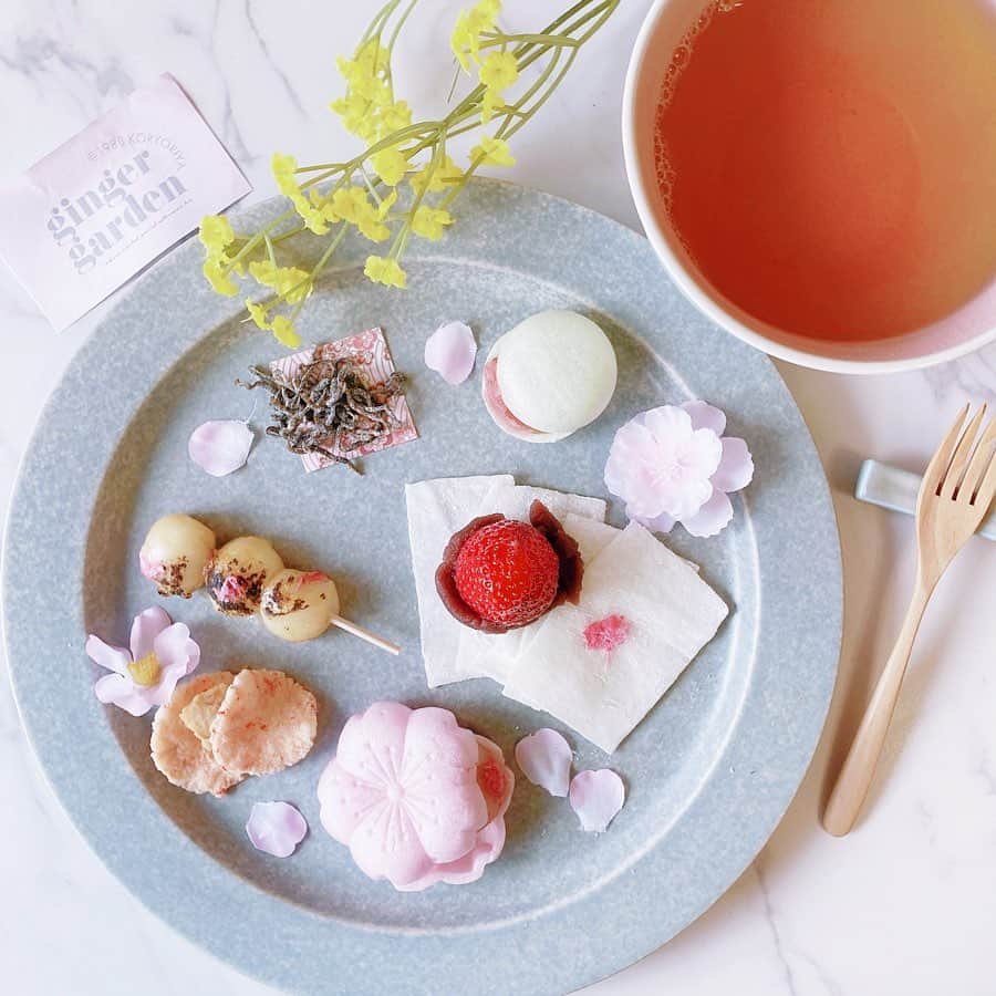 佐倉知里のインスタグラム：「おうちAfternoon tea🌸 . 毎日の毎度のご飯を作ってお外に出られず お料理大好きな私もさすがに もうっ( ›_‹ )ﾉ ってなってしまうことがある 今日この頃😢 . お天気のいい日に @gingergardenaoyama  の桜アフタヌーンティーを UVERしてほっっと一息🥺💓 甘いもの得意じゃない私でもペロリの美味しさ...。 . ランチもお皿に盛ってカフェ気分ᕱ⑅ᕱ♡ . またみんなで美味しいごはんを食べに行ける その日を楽しみに、今おうちで出来る小さな幸せ🍀 . . . . #ジンジャーガーデン青山 #桜アフタヌーンティー #おうち時間を楽しむ #afternoontea」