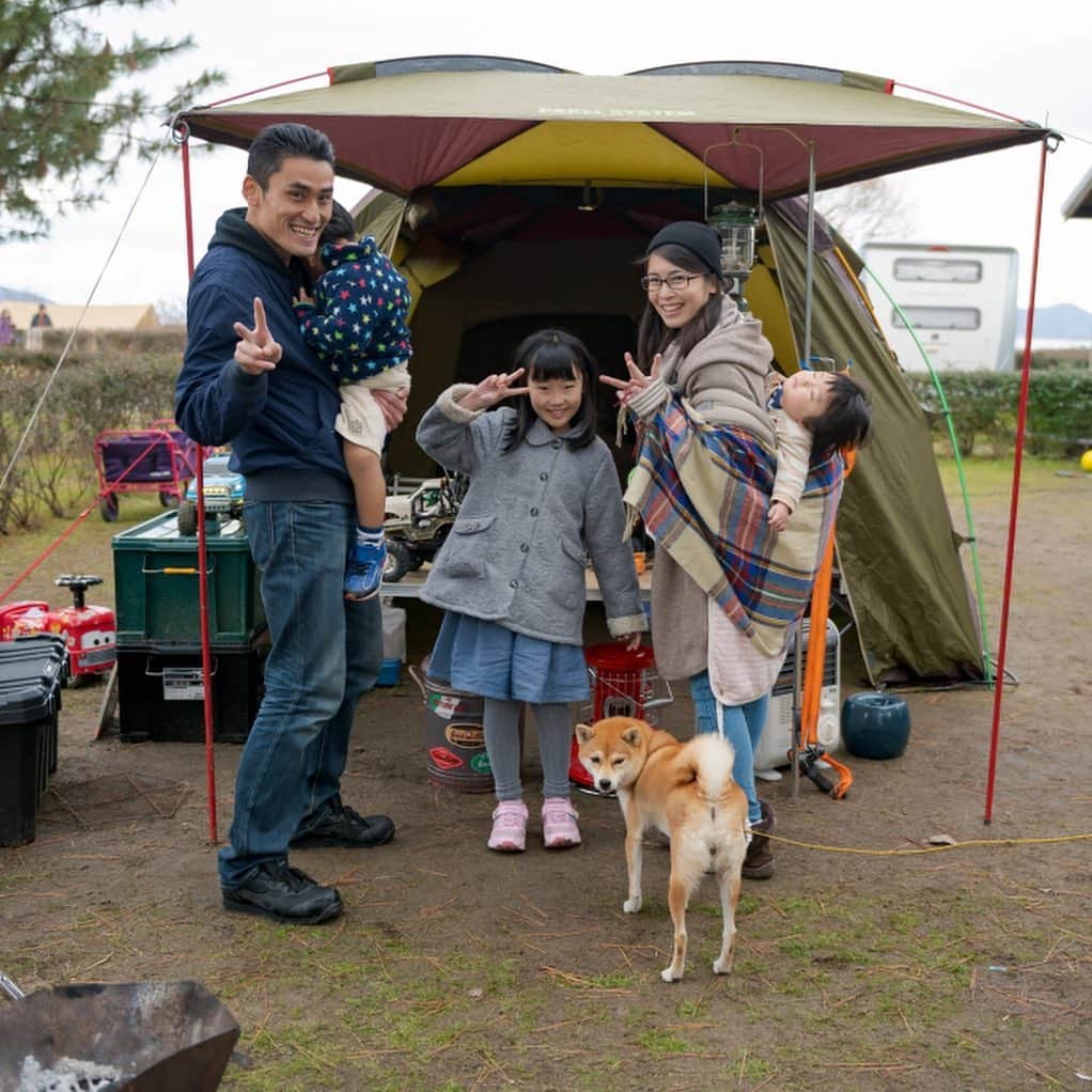 キャンプ情報サイト［ランタン］さんのインスタグラム写真 - (キャンプ情報サイト［ランタン］Instagram)「CAMP SMILE STYLE ／ 両親から引き継いだキャンプギア を大切に使い続ける ＼ いろんなキャンパーのキャンプスタイルを現地取材と一般キャンパーからの投稿で数多く掲載してます。 . . 詳しくは @lantern.camp  webサイトをご覧ください . . #camp #camping #outdoor #travel #trip #lantern_smile #nature #キャンプ #キャンプ用品 #アウトドア #テント #自然 #旅行 #キャンプ初心者  #キャンプ好きな人と繋がりたい #キャプテンスタッグ #ツーバーナー #マイアミ浜オートキャンプ場 #ペット #センゴクアラジン #アラジンストーブ #ファミリーキャンプ #ファミキャン #滋賀県」4月20日 17時46分 - lantern.camp