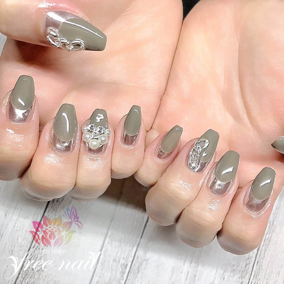 free nail フリーネイルのインスタグラム：「. お客様ネイル💅🏻🌼✨ . 逆フレンチミラーネイル🪐✨ . 球体パーツで華やかさプラス⚪️💫 . ご来店ありがとうございました🙇🏻‍♀️🙇🏻‍♀️🙇🏻‍♀️💗 . freenailは、緊急事態宣言発令を受け、 4/13〜5/6まで臨時休業中です。 お客様にはご不便をおかけし大変申し訳ございませんが、ご理解賜りますようお願い申し上げます。 . #ネイルアート #ジェルネイル #ネイルサロン #大阪ネイルサロン #ネイルデザイン #ネイルチェンジ #逆フレンチ #ミラーネイル #パールネイル #ネイルパーツ #カーキネイル #シルバーネイル #デザインネイル #トレンドネイル #シンプルネイル #大人ネイル #スクエアネイル #春ネイル #springnails #nailsart #nailsdid #美甲 #日式美甲 #日式美甲胶 #日本美甲师 #日本美甲老师 #美甲上课 #日本胶 #フリーネイル #freenail」