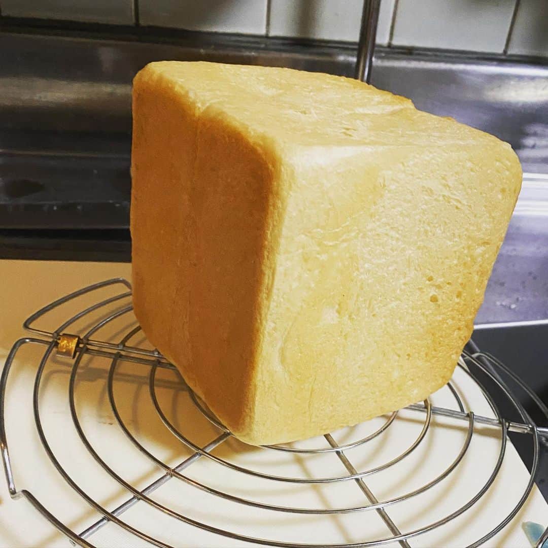 遥めぐみさんのインスタグラム写真 - (遥めぐみInstagram)「食パン作りは他のパン作りより難しい。手ごねで作り続けてやっと納得いくものになりました！ #生食パン #完成体」4月20日 17時56分 - haruka_megumi