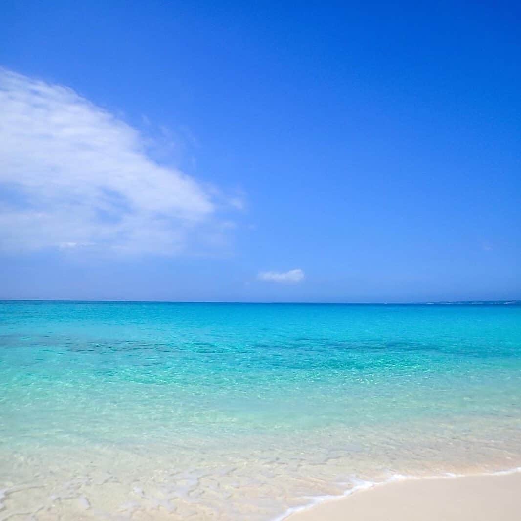 ANAのインスタグラム：「ひとときの寛ぎを🏖﻿ （Photo：@tomoko__seashore）﻿ ﻿ #癒しの景色 #そそられブルー #ホッと一息 #今はおうちで過ごそう #青い海 #青い空 #波の音 #また旅しよう #沖縄 #宮古島 #日本の景色 #ビーチ  #絶景  #ターコイズブルー #旅好きな人と繋がりたい #anaタビキブン #okinawa #miyakojima #blue #bluesky #sea #japantip #beach #break #season #wave #sound #ana_jp﻿ ﻿ 旅の思い出は「#anaタビキブン」をつけて投稿してね☺インスタやANAの各メディアでご紹介していきます✈」