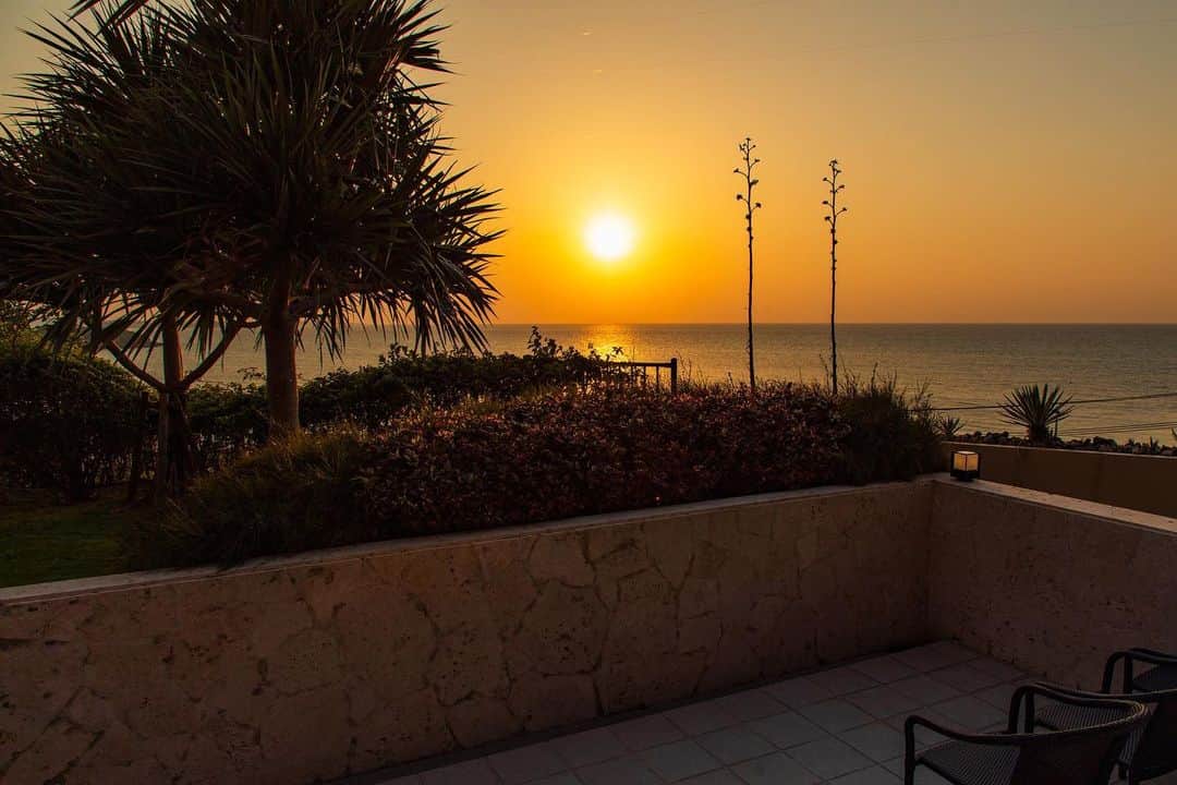 Kafuu Resortさんのインスタグラム写真 - (Kafuu ResortInstagram)「The Orangeテラス席からの夕陽。 水平線に沈みゆく夕陽をただただ眺める贅沢な時間。 . #sunsetease #sunseteasekafuu #夕日の見える宿日本一 #カフーリゾートフチャクコンドホテル #カフーリゾートフチャクコンドホテル #kafuuresortfuchakucondohotel #kafuuresort #theorange #ザオレンジ #kato_pleasure_group #夕陽 #夕日 #サンセット #sunset #癒し #リゾート #resort #リゾートホテル #沖縄ホテル #沖縄 #恩納村 #okinawa #instagood #visitjapan #ダレカニミセタイケシキ #ig_sunsets #instasunset #sunsetlovers #sunrise_sunsets_aroundworld #sunrise_sunset_photogroup」4月20日 18時00分 - kafuu_resort