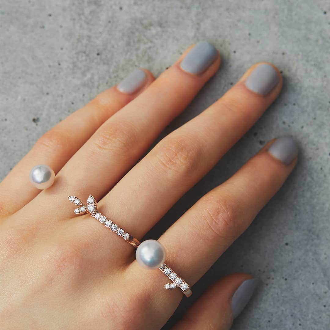 のインスタグラム：「Polished styling for your fingers. Double up with the "kugel double finger" ring and the "kugel" ring, adding a refreshing elegance to any attire. #TASAKI #TASAKIkugel #kugel #TASAKIpearl #pearl #TASAKIdiamond #diamond #SAKURAGOLD #ring」