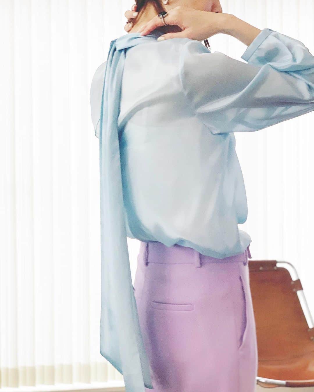 のインスタグラム：「Back tie blouse @aewen_matoph  上品な光沢と透け感 ボウタイのアレンジが楽しめるブラウス  週始めの雨の月曜日 ツヤとカラーで気持ちよく過ごしたいですね 最近は、スーパーにもヒール履いて行ってます 気分が変わっていいですよ  #aewenmatoph #イウエンマトフ」