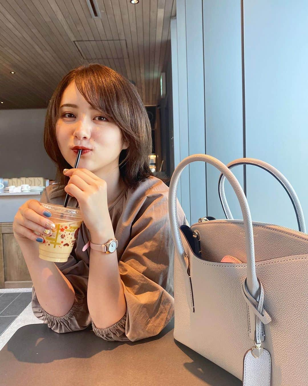 まつきりなさんのインスタグラム写真 - (まつきりなInstagram)「ちょっと女性らしいメイクとコーディネートして大好きなチャイティーラテ飲みに行った日。☕️📸﻿ ﻿ ※撮影した日は今日じゃないよん﻿ ﻿ #katespade #ケイトスペード﻿ #katespadenewyork #ケイトスペードニューヨーク﻿ #loveinspades #ラブインスペード #PR」4月20日 18時03分 - matsuki_rina