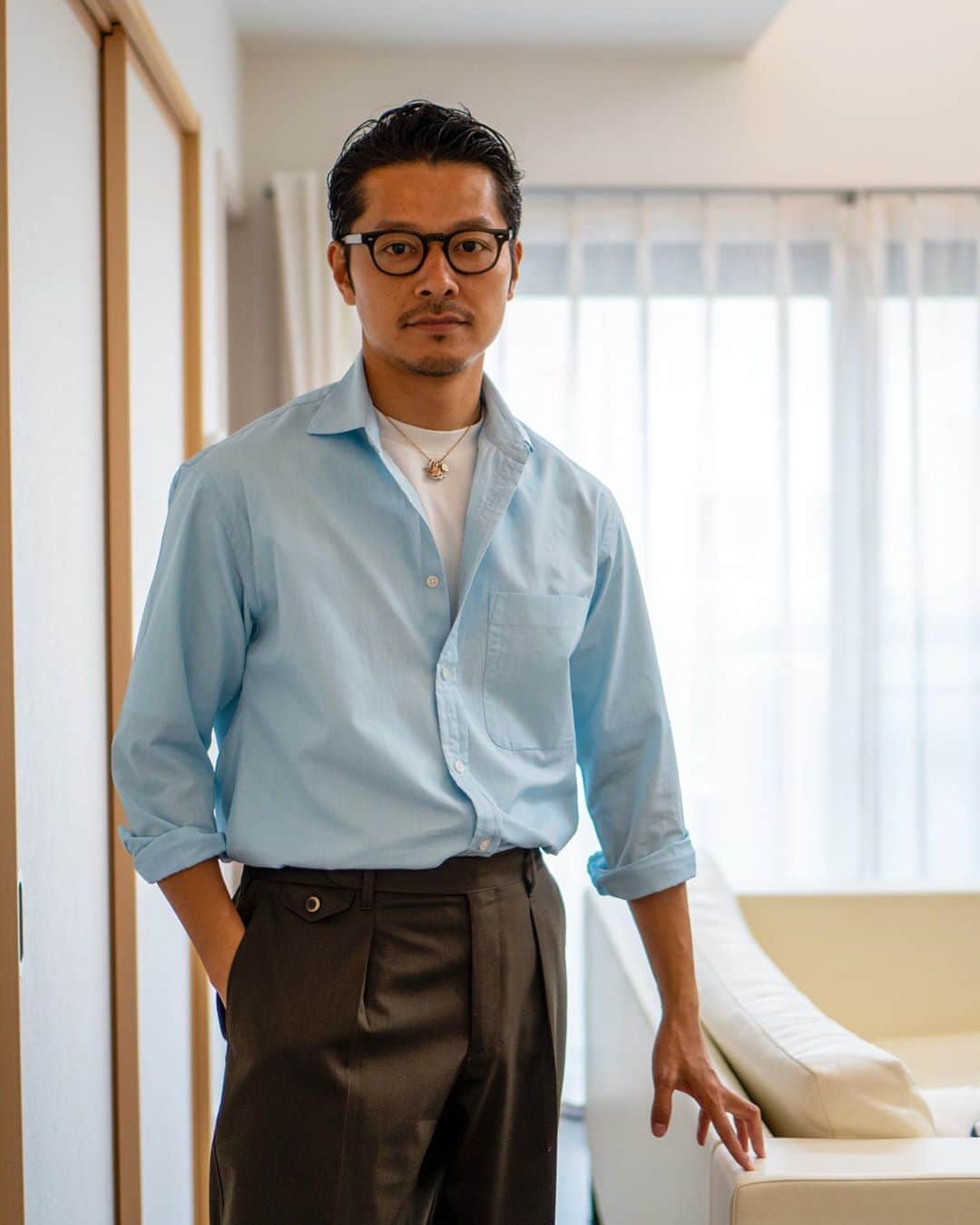 高田朋佳のインスタグラム：「“Style at home...” #staycoolathome ———————————————————————— #workathome #homewear #homewearstyle #styleathome #newcolonialstyle #jetset #singapore #luxuryresort #colonyclothing #singaporelife #singaporestyle  #lifestyle #fashion #mensfashion」