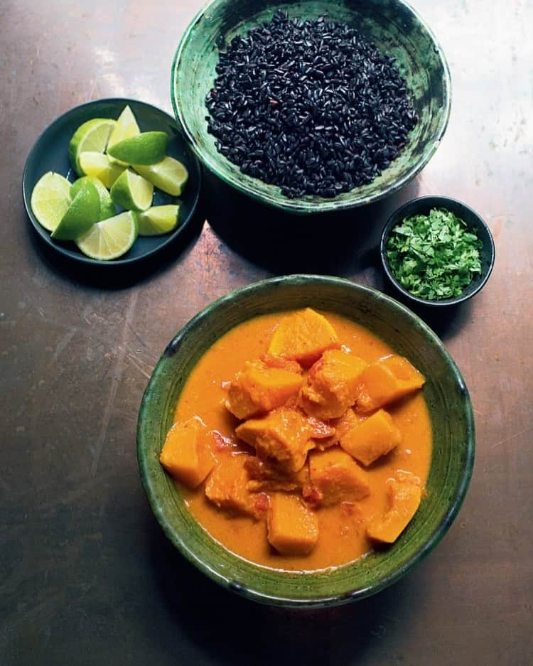 ナイジェラ・ローソンさんのインスタグラム写真 - (ナイジェラ・ローソンInstagram)「‪#RecipeOfTheDay is this bright and beautiful Butternut & Sweet Potato Curry (which also happens to be #vegan). Other vegetables can cheerfully be added. Obviously, I’m not expecting anyone to go out and get the black rice here, but any rice is perfect with it.‬ To get the recipe, click on link in bio.  To clarify, proceed as follows: tap on my name, which will take you to a page that has a link on it that says www.nigella.com/instagram. When you click on this link, it will take you to a page of photographs: click on the picture of the recipe in question!  Photograph by Jonathan Lovekin」4月20日 18時14分 - nigellalawson