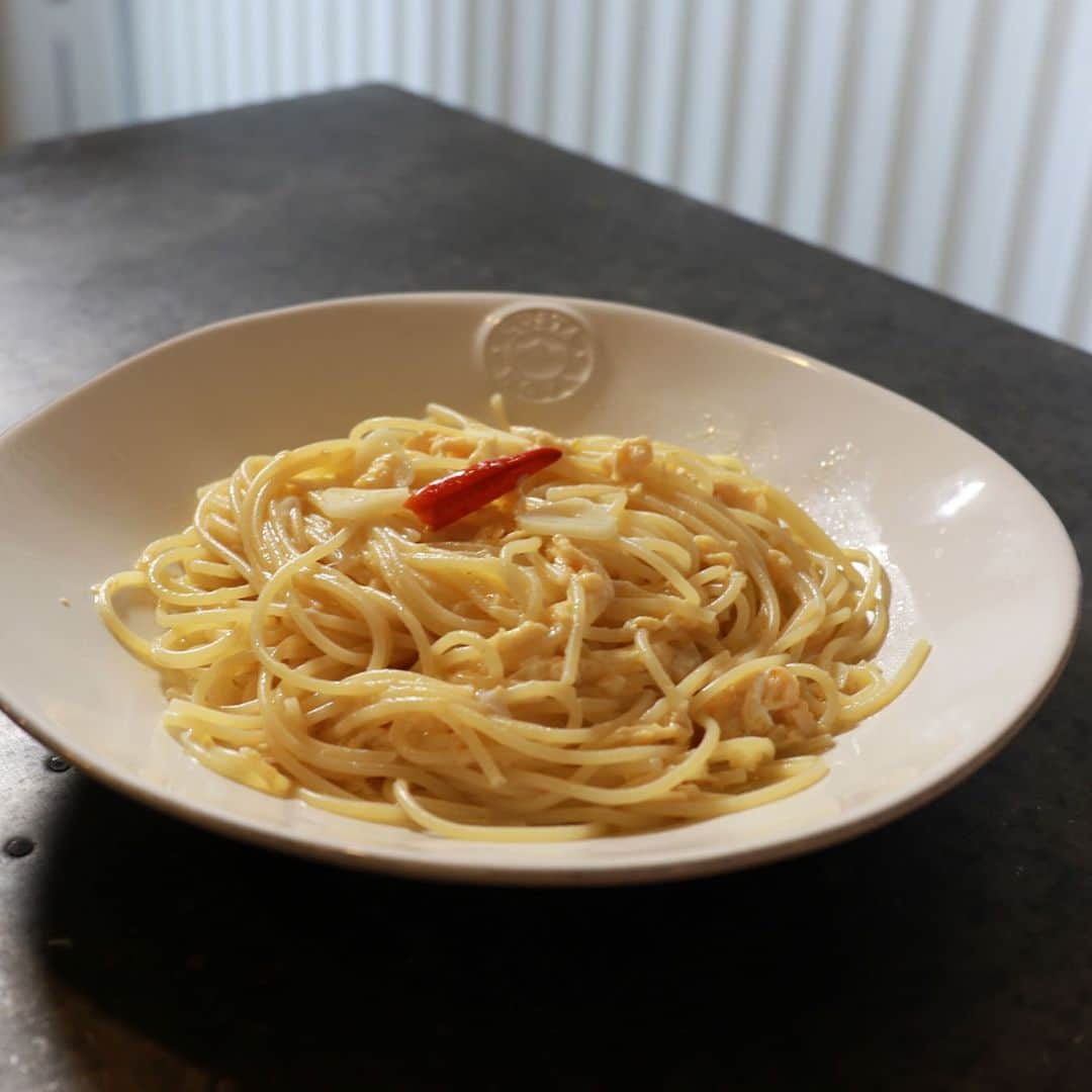 馬場裕之のインスタグラム：「フライパン１つで作る簡単ペペたま🍽コンロ1つしか無くても出来ますよ。 . 動画はこちら➡️➡️ @hiro88 . . プロフィールからYouTubeみれますので是非みなさんも作ってみてください。 材料 パスタ1人前（100g） オリーブオイル大さじ1 コンソメ2.5g 鷹の爪1本 ニンニク1片 生卵1個 塩 #おうち時間  #おうちごはん #吉本自宅劇場  #馬場ごはん」