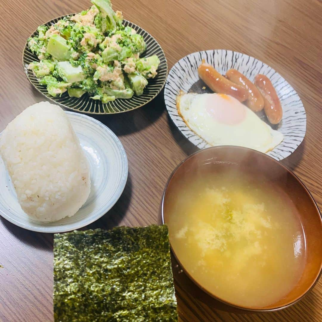 小澤雄太さんのインスタグラム写真 - (小澤雄太Instagram)「本日のお昼ご飯👆  温鍋で炊いたご飯は美味し過ぎて ついつい手が伸びて食べ過ぎてしまうのでおにぎりにして一個づつ食べる作戦✨  美味しくいただきます✨  #ツナマヨブロッコリー #あおさのり汁 #ソーセージ #目玉焼き #ラス1 #塩おにぎり #温鍋 #bemyself #美味しい食事 #男料理 #男THE飯 #自炊促進 #オザメシ #yuta_ozawa #ozattsu #おざっつ」4月20日 18時15分 - yuta_ozawa_official