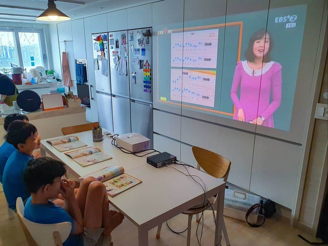 ソン・イルグクのインスタグラム：「오늘부터 1,2학년 온라인 개학! 온라인은 연결 안되고 TV가 없어서 마침 있던 프로젝터로 연결... 대한민국 초등학교 학부모들 모두 파이팅!」
