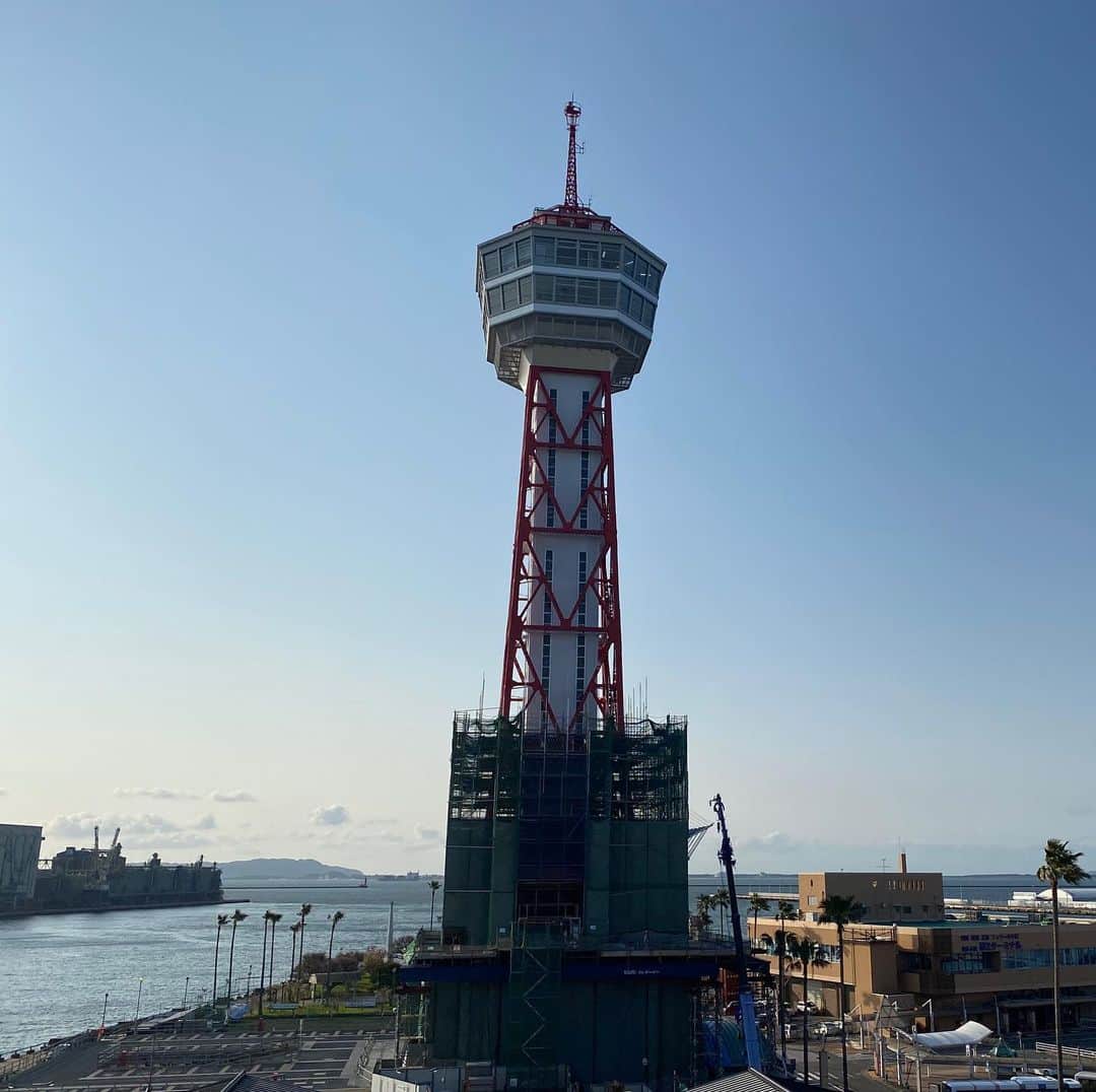 栗田善太郎のインスタグラム：「先週よりもより姿を現したお色直し後の博多ポートタワー🗼 今週もCROSS FM URBAN DUSK宜しくお願いします。 しかし、陽が長くなりました。」