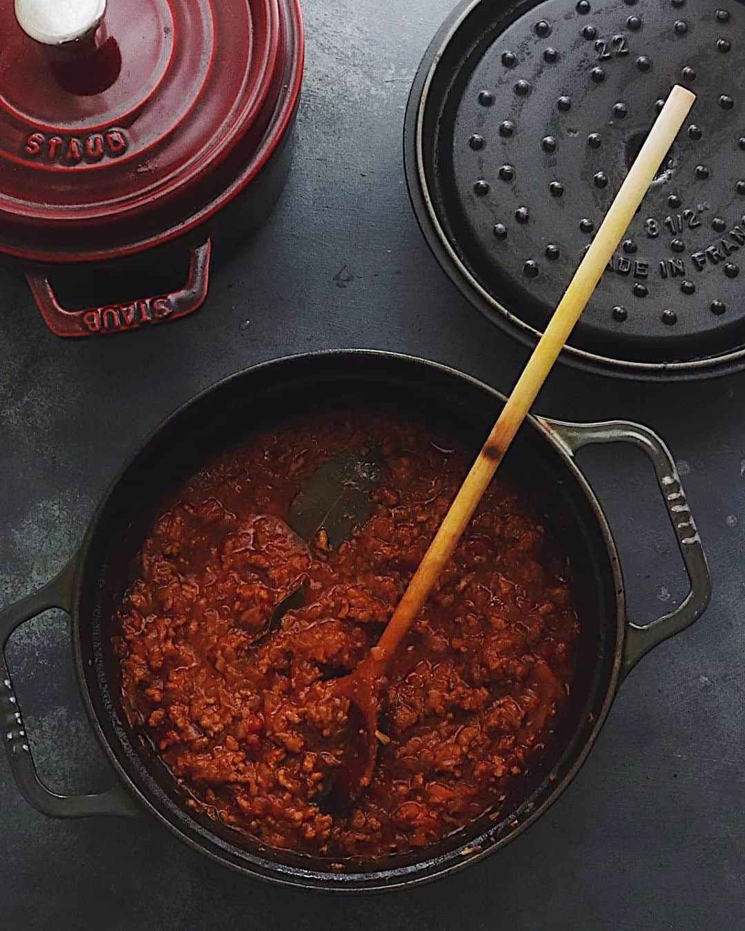 樋口正樹さんのインスタグラム写真 - (樋口正樹Instagram)「Bolognese . ミートソースの仕込み。 半分はキーマカレーに。 ミートソースとはいえ トマト、玉葱、セロリ、 人参など、半分以上が 野菜のヘルシーソース。 . .  #ラグー #ミートソース #ボロネーゼ #グツグツ #ストウブ #ストウ部 #bolognese #raguallabolognese #staub #topitalianfood #italyfood #italianfood」4月20日 18時19分 - higuccini