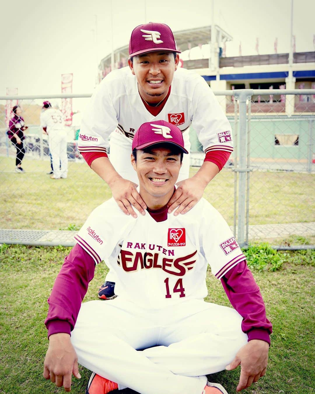 東北楽天ゴールデンイーグルスさんのインスタグラム写真 - (東北楽天ゴールデンイーグルスInstagram)「⚾️ こちらはイーグルスマガジン開幕特別号に載らなかった 仲良し同級生コンビのお蔵入り2ショット✌🏼 2人の信頼関係がうかがえるインタビューは必読です😆 イープレやAt Eaglesでも一部の記事をご紹介中です📱 応援メッセージもよろしくお願いします‼️ #rakuteneagles #NOWorNEVERいまこそ #日本一の東北へ #則本昂大  #浅村栄斗 #イーグルスマガジン #写真もイープレで」4月20日 18時21分 - rakuten_eagles