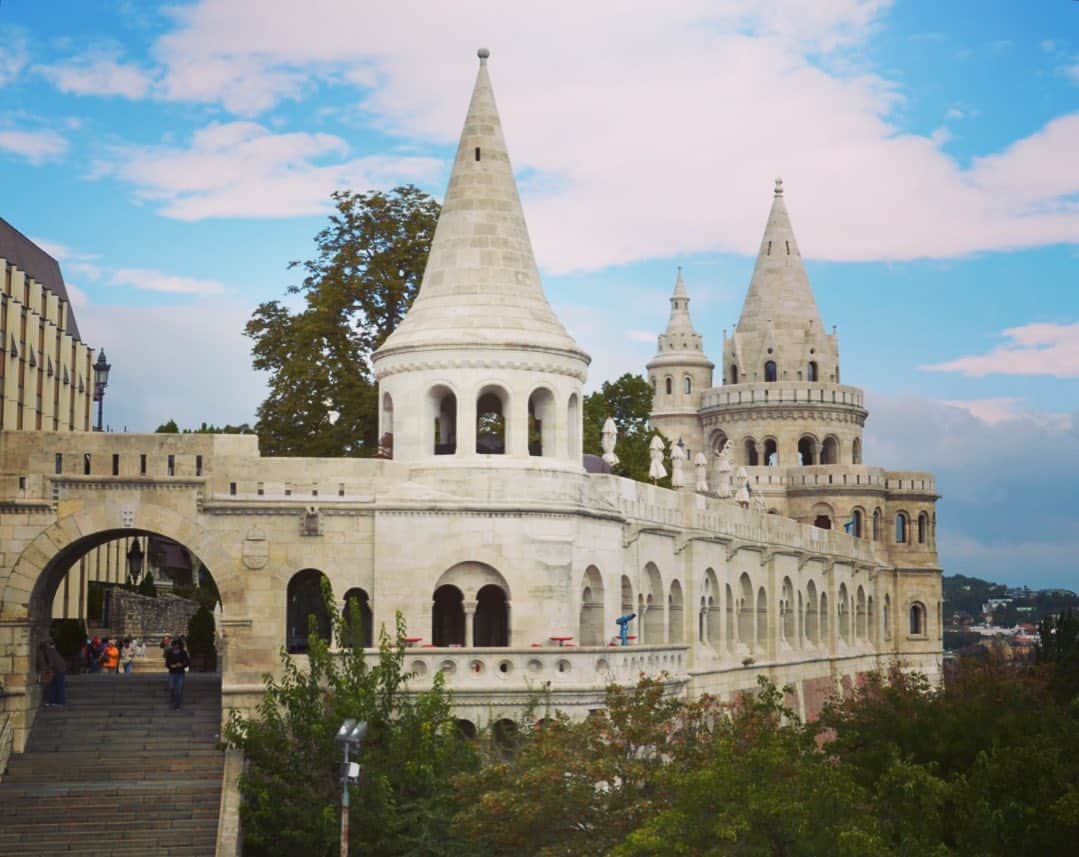 小林希さんのインスタグラム写真 - (小林希Instagram)「❤︎思い出トリップ 10❤︎﻿ ハンガリーのブダペスト。﻿ ドナウ川を挟んで、西がブダ、﻿ 東がペストと呼ばれる。﻿ 東欧では大きな町の一つ。﻿ ﻿ だけど、やっぱりどこか﻿ 有機的な温もりがあって﻿ おとぎの国のような﻿ 非現実感がふんわり漂う。﻿ ﻿ マーチャーシュ教会のなかは﻿ どこまでも可愛らしい﻿ 壁画、天井画、柱画で﻿ 目の行き場に困るくらい。﻿ 昔の人ってすごいなぁ。﻿ ﻿ 旅をしていると﻿ 悠久のときに想いを馳せ﻿ いにしえの人たちについて﻿ 想いを馳せることが多い。﻿ ﻿ あと、泊まった宿にネコがいて﻿ 部屋に遊びにきてくれた。﻿ 良い思い出にゃす。﻿ ﻿ 今日は気分が乗らず﻿ あまり原稿が進まなかったな😇﻿ 気持ちを入れ替え、﻿ 出前を始めた近くのリストランテに﻿ 先程電話入れてみました。﻿ ひさひざの外食気分で、うきうき。﻿ みなさんは、夜ご飯は何でしょう？﻿ ﻿ ﻿ ❤︎MEMORIES OF TRIP 10❤︎﻿ ﻿ Budapest in Hungary.﻿ The city is divided into two parts by the river Danube – Buda on the west side and Pest on the east side.﻿ It is one of the big cities in Eastern Europe.﻿ But this city has organic warmth and atmosphere like a wonderland.﻿ Matthias Church has lovely wall paintings,ones on the ceiling and pillar pictures and I didn't know where to look.﻿ I think people in old times were amazing.﻿ Traveling often makes me think about eternal time and our ancestors.﻿ And there was a cat in an inn which I stayed at and  came to my room.﻿ Good memory﻿ ﻿ I wrote manuscript for a new book today but I was not in the mood and my work didn't progress😇﻿ Because i needed a change of pace,I ordered food delivery to ristorante near my house.﻿ I have not ordered food delivery in ages so I can't wait.﻿ What are you having for dinner?﻿ ﻿ ﻿ #思い出トリップ#美しい村#travel#trip#journey#travel#trip#journey#旅行好きな人と繋がりたい#ハンガリー#hungary #budapest #ブダペスト#東欧﻿」4月20日 18時35分 - nozokoneko