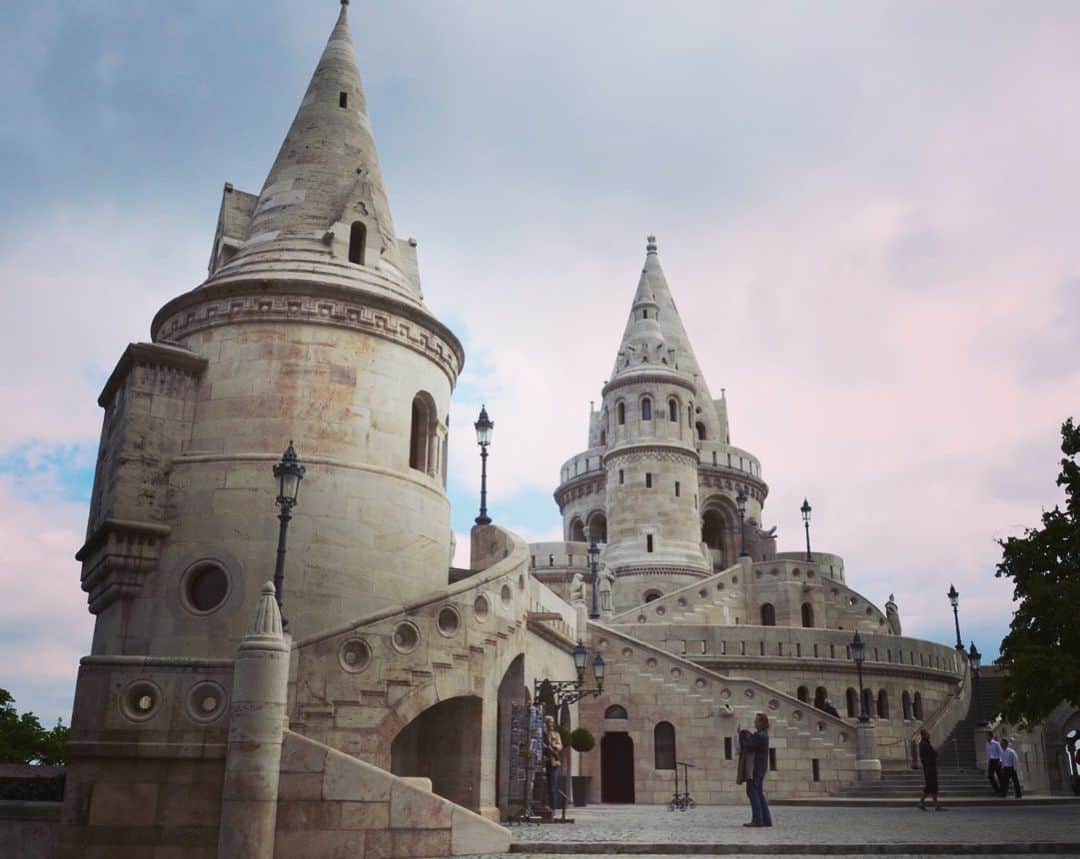 小林希さんのインスタグラム写真 - (小林希Instagram)「❤︎思い出トリップ 10❤︎﻿ ハンガリーのブダペスト。﻿ ドナウ川を挟んで、西がブダ、﻿ 東がペストと呼ばれる。﻿ 東欧では大きな町の一つ。﻿ ﻿ だけど、やっぱりどこか﻿ 有機的な温もりがあって﻿ おとぎの国のような﻿ 非現実感がふんわり漂う。﻿ ﻿ マーチャーシュ教会のなかは﻿ どこまでも可愛らしい﻿ 壁画、天井画、柱画で﻿ 目の行き場に困るくらい。﻿ 昔の人ってすごいなぁ。﻿ ﻿ 旅をしていると﻿ 悠久のときに想いを馳せ﻿ いにしえの人たちについて﻿ 想いを馳せることが多い。﻿ ﻿ あと、泊まった宿にネコがいて﻿ 部屋に遊びにきてくれた。﻿ 良い思い出にゃす。﻿ ﻿ 今日は気分が乗らず﻿ あまり原稿が進まなかったな😇﻿ 気持ちを入れ替え、﻿ 出前を始めた近くのリストランテに﻿ 先程電話入れてみました。﻿ ひさひざの外食気分で、うきうき。﻿ みなさんは、夜ご飯は何でしょう？﻿ ﻿ ﻿ ❤︎MEMORIES OF TRIP 10❤︎﻿ ﻿ Budapest in Hungary.﻿ The city is divided into two parts by the river Danube – Buda on the west side and Pest on the east side.﻿ It is one of the big cities in Eastern Europe.﻿ But this city has organic warmth and atmosphere like a wonderland.﻿ Matthias Church has lovely wall paintings,ones on the ceiling and pillar pictures and I didn't know where to look.﻿ I think people in old times were amazing.﻿ Traveling often makes me think about eternal time and our ancestors.﻿ And there was a cat in an inn which I stayed at and  came to my room.﻿ Good memory﻿ ﻿ I wrote manuscript for a new book today but I was not in the mood and my work didn't progress😇﻿ Because i needed a change of pace,I ordered food delivery to ristorante near my house.﻿ I have not ordered food delivery in ages so I can't wait.﻿ What are you having for dinner?﻿ ﻿ ﻿ #思い出トリップ#美しい村#travel#trip#journey#travel#trip#journey#旅行好きな人と繋がりたい#ハンガリー#hungary #budapest #ブダペスト#東欧﻿」4月20日 18時35分 - nozokoneko