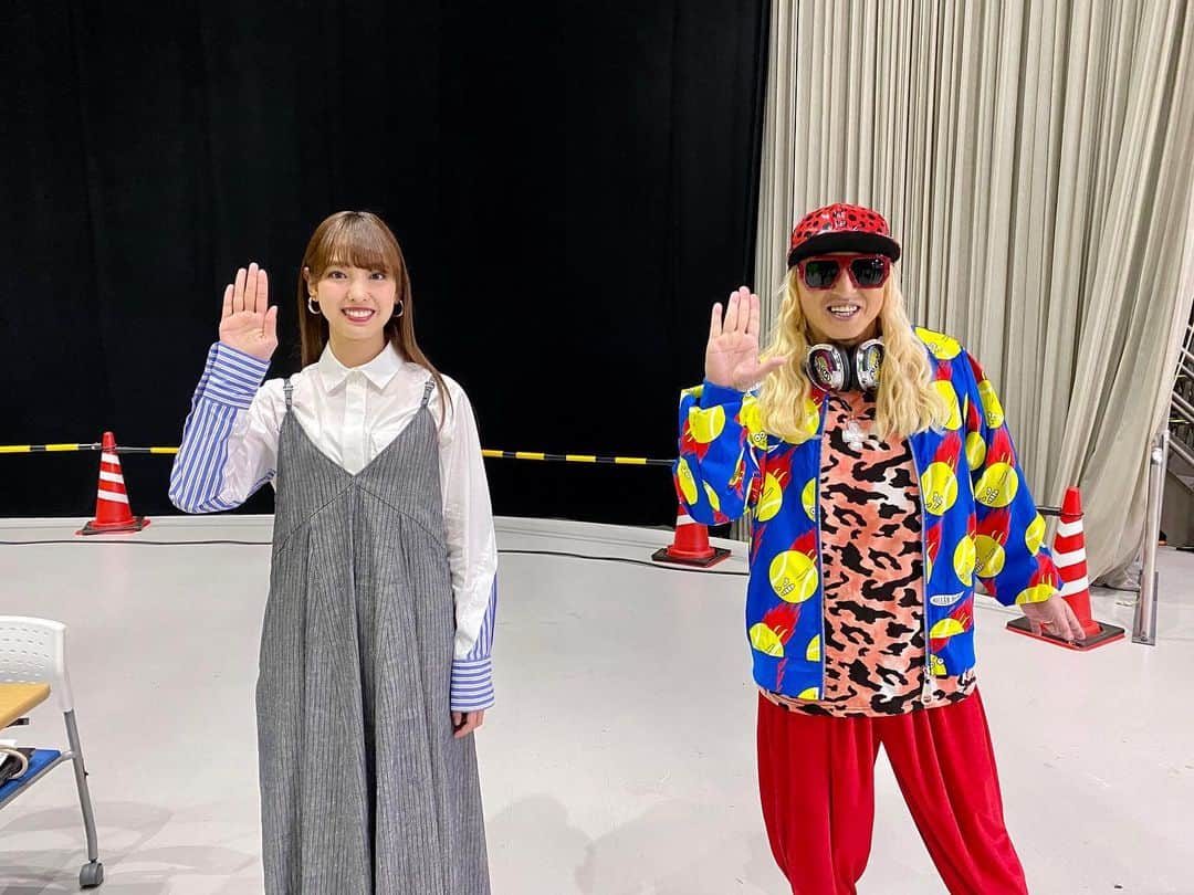 飯窪春菜のインスタグラム：「👗👗👗 ・ ・ 「KURAGAE –私たちのこと、推してください！-」でご一緒させて頂いたDJ KOOさんと🥰👏🏻 娘さんと、親子でハロプロをたくさん応援して頂けて嬉しいです！ 私の卒業LIVEの時の生写真もGETして頂いたようで、見せてくれました✨ これからもよろしくお願いします！ ・ そして衣装は、タグ付けしています☺️ ・ 今週の水曜日にも放送あります！ 22日テレビ東京深夜1時28分〜 ・ テレビ東京が観られないという方、TVerで見逃し配信中です🥰 ぜひそちらで楽しんで頂けたら嬉しいです😌💓💓 ・ ・ ・ #KURAGAE #djkoo さん #ハロプロ  #beyooooonds  #はるなの毎日  #飯窪ってる」