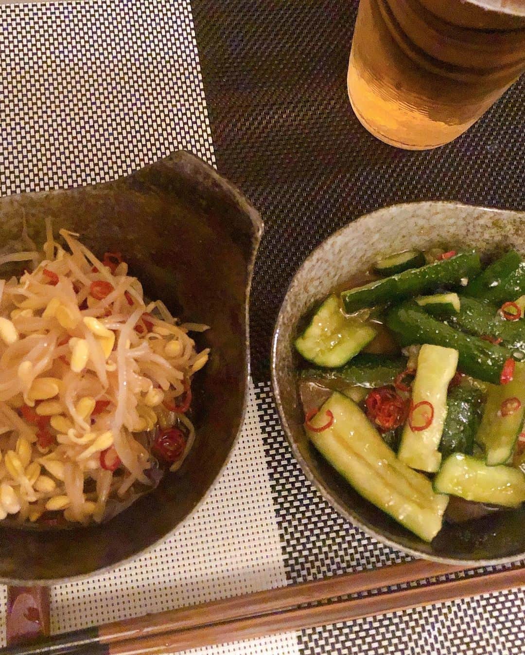 岸本卓也さんのインスタグラム写真 - (岸本卓也Instagram)「まだまだ鍋が美味しいですな。 2枚目はおつまみ！ #食卓#テイクアウトしたモツ鍋 #うま」4月20日 18時45分 - takuyakishimoto