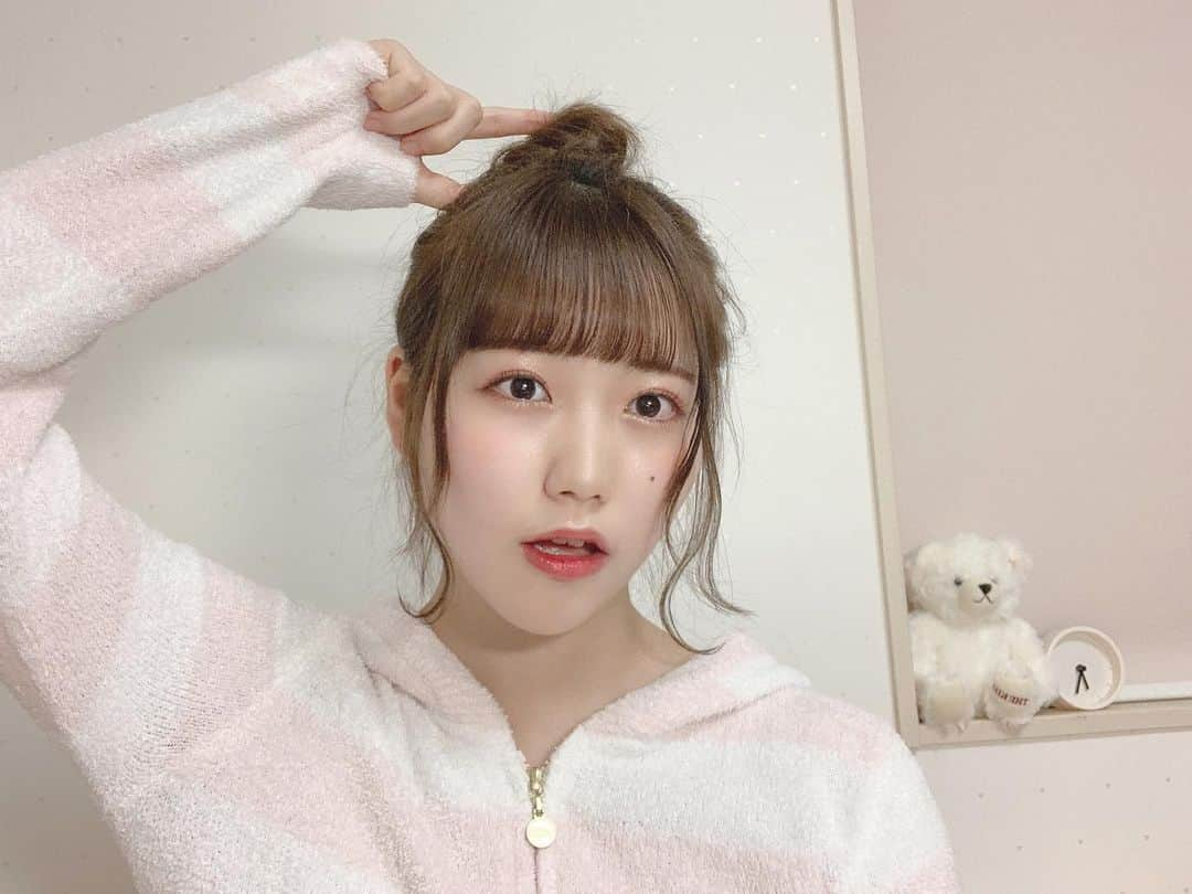 小熊倫実のインスタグラム：「🧸🧸🧸﻿ ﻿ ﻿ ﻿ 毛が伸びてきました👶🏻🌱﻿ ヘアアレンジできるの楽しいね🤤﻿ ﻿  #おうち時間﻿  #ヘアアレンジ﻿  #お団子﻿  #stayhome ﻿  #pajamas﻿  #hairarrange ﻿  #🏡 #🧸 #🕰」