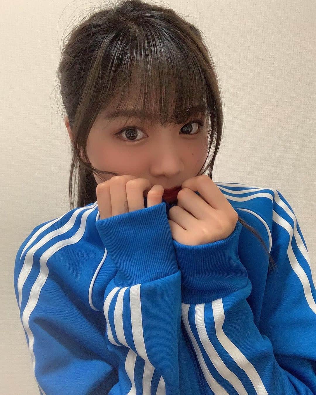 林優菜のインスタグラム：「. 冬じゃないよって教えてあげて . . . #ジャージ #adidas #ポニーテール #そろそろ踊りたい #stayhome」