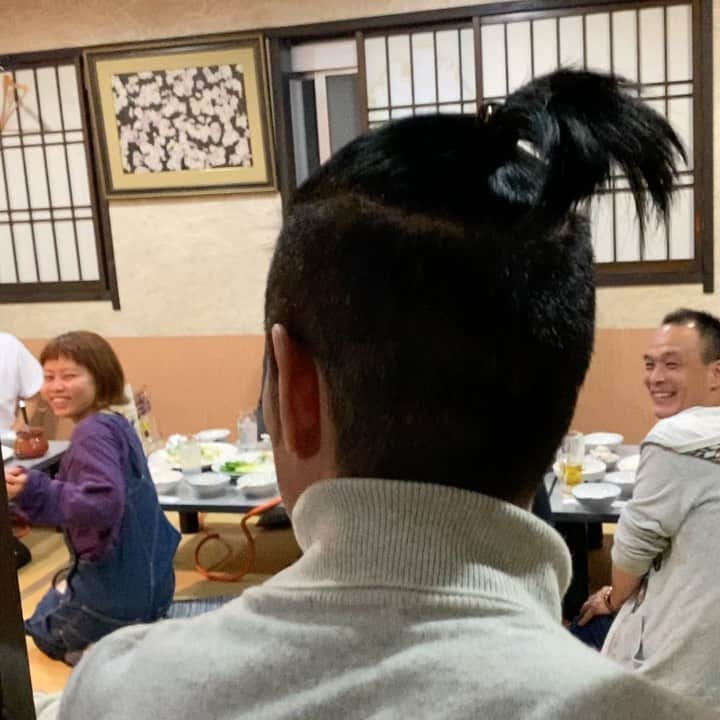 久保田利伸さんのインスタグラム動画 久保田利伸instagram ツアースタッフの食事会に突然乱入する久保田 九州シリーズのoff日の出来事でした 久保田利伸の後ろ姿 スタッフさん メンバー 皆元気ですかぁー 一回引っ込んだ後にまた突撃しようとしてる絶対