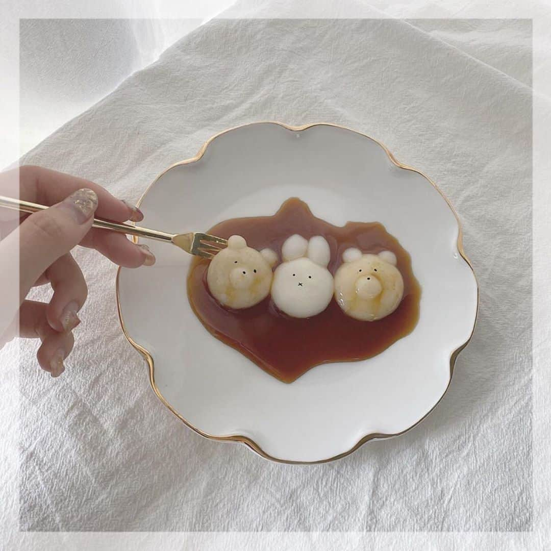 Nom de plumeさんのインスタグラム写真 - (Nom de plumeInstagram)「#デコ白玉﻿ ﻿ 白玉が可愛い動物に？！🧸🐰💕﻿ ﻿ 食用色素を使ったり海苔を使ったりして顔を﻿ 描けばうっとり🥺デコ白玉の完成🧚‍♀️✨﻿ ﻿ #デコ白玉 で飛ぶと﻿ 他にもミッフィーやポムポムプリン、﻿ リラックマなど….💗﻿ ﻿ 白玉で可愛いキャラクターが 自由自在に作れちゃうね！😋✨﻿ ﻿ −−−−−−−−−−−−−−−−−−−−−−−−−−−﻿ ﻿ Nomdeplumeで﻿ 紹介させていただける写真を募集中🧚‍♀️💜﻿ 素敵な写真が撮れたら﻿  #nomdeplume をつけるか﻿ このアカウントをタグ付けしてね💫﻿ ﻿ −−−−−−−−−−−−−−−−−−−−−−−−−−−−﻿ 🎀photo by 🎀 @___rose.k」4月20日 19時05分 - nomde_official