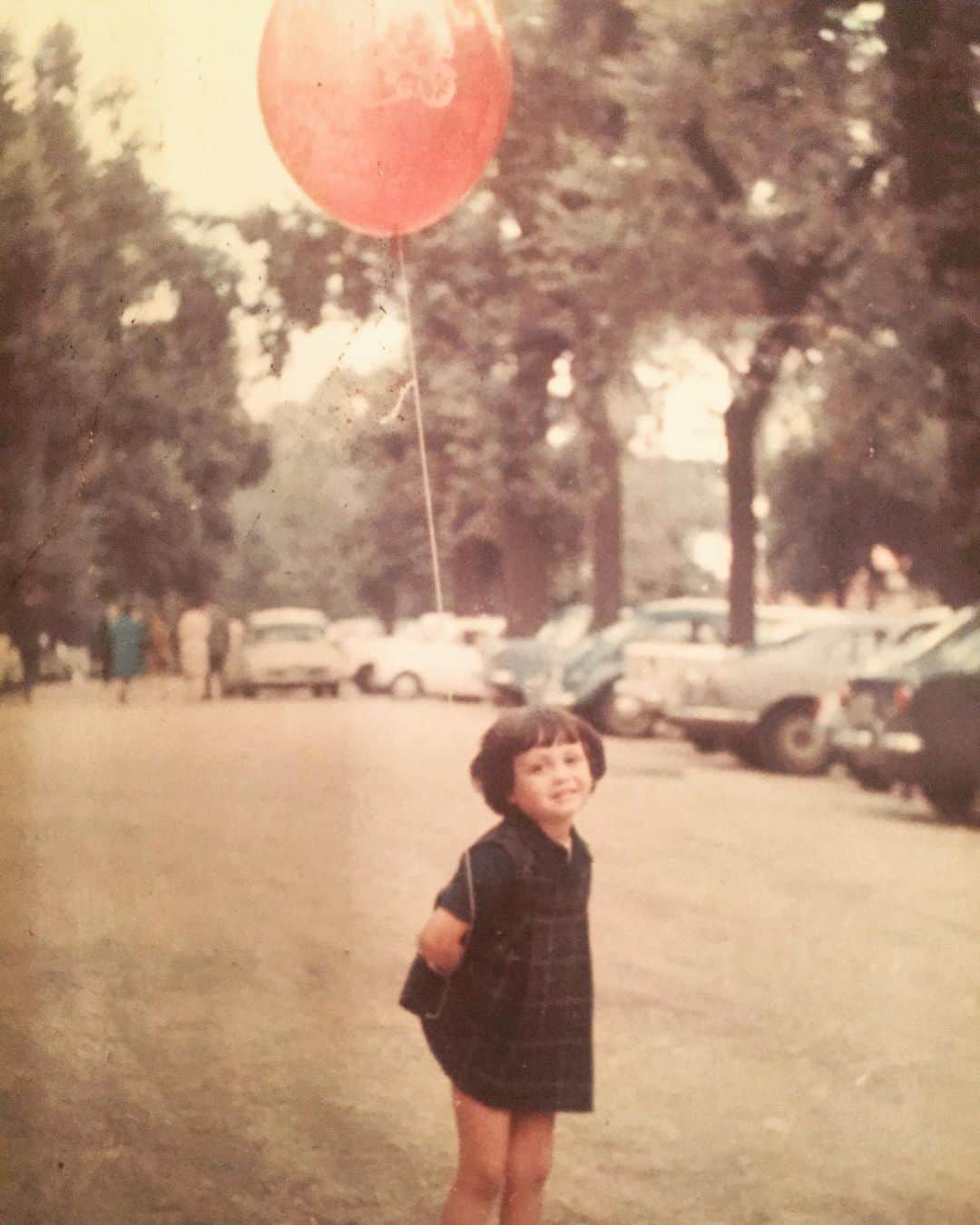 エマニュエル・ベアールさんのインスタグラム写真 - (エマニュエル・ベアールInstagram)「Now i know why I love red 🎈 so much ...my grand mother gave it to me in #rome  Where she lived .... I was 3 years old and she was my #passion 🌹time is a bit nostalgic these days ...I send you hundreds of 🎈🎈🎈🎈🎈🎈🎈🎈🎈 ....ma mamie m’avait offert ce ballon rouge et depuis j’ai une passion 🎈...」4月20日 19時00分 - emmanuellebeart