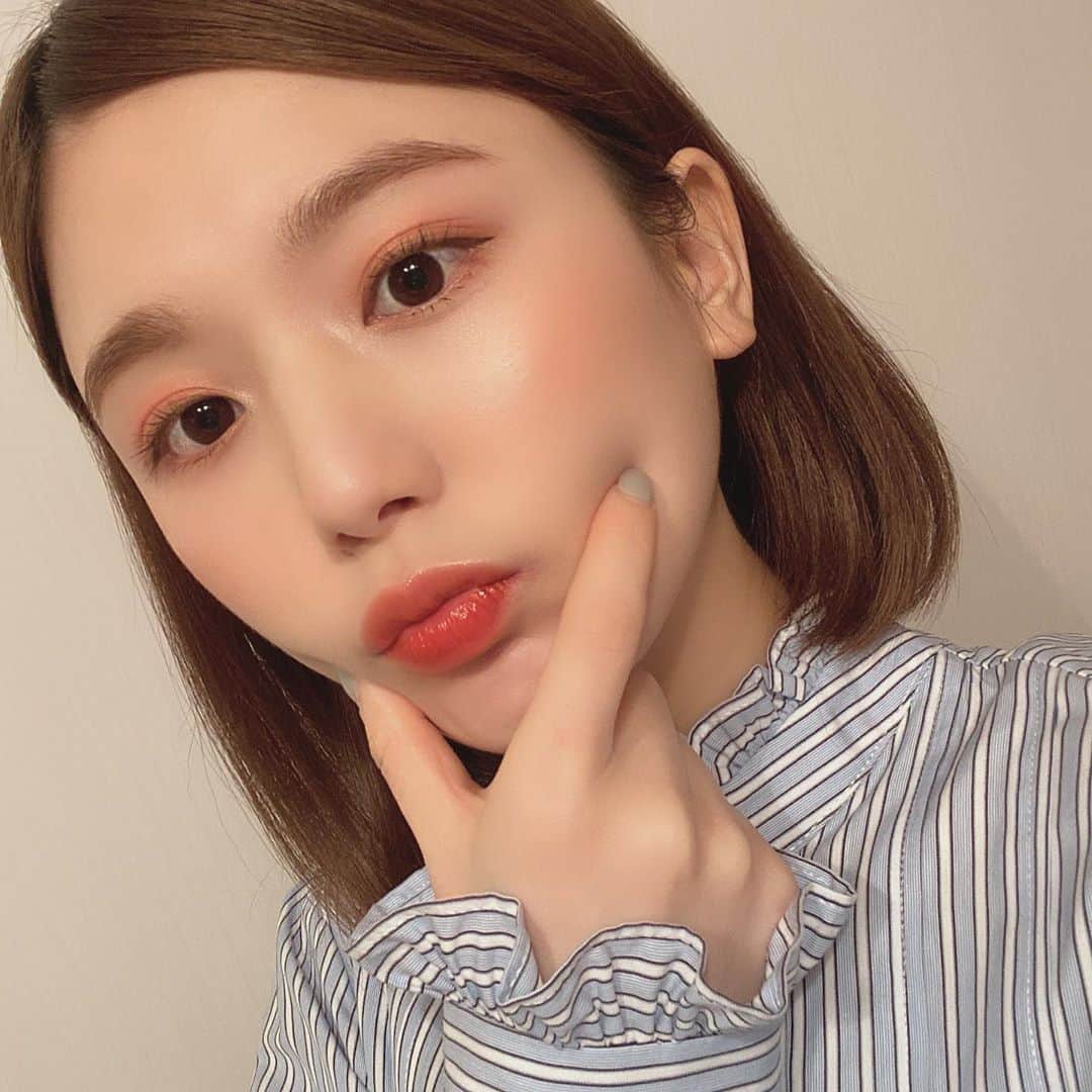 ひよんのインスタグラム：「🏡💖💄 ㅤㅤㅤㅤㅤㅤㅤㅤㅤㅤㅤㅤㅤ 久しぶりに家だけどしっかりメイクしてみた😆💜 4/1に新発売された @borica_plump の 美容液ケアアイシャドウ使ってみたの😍  ひよんは #102 の #silkyorange を選んだんだけど、 まぶたにぴったり密着してくれて さらさら質感だからヨレなそう💯💕 ラメっていうよりは光沢感なのだけど、 色が可愛いからおしゃれ🤭😆❤️ ㅤㅤㅤㅤㅤㅤㅤㅤㅤㅤㅤㅤㅤ シンプルなお洋服に目元主役にした メイクとかしたいっっ🌈🐝🌷 ㅤㅤㅤㅤㅤㅤㅤㅤㅤㅤㅤㅤㅤ ドラッグストアとかドンキとかで買えるのだけど、 いまは外出できないから 公式サイトのECで買うと良いかも☺️💻✨ ㅤㅤㅤㅤㅤㅤㅤㅤㅤㅤㅤㅤㅤ 家にいてもメイクするとやっぱり気分あがるわ😆😆😆 ㅤㅤㅤㅤㅤㅤㅤㅤㅤㅤㅤㅤㅤ #borica #makeup #eyeshadow #sponsored #메이크업 #집메이크업 #희영 #아이섀도우 #アイシャドウ #ボリカ #美容液ケア #ひよん」