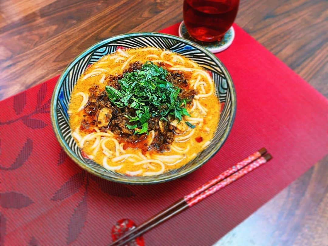 平祐奈さんのインスタグラム写真 - (平祐奈Instagram)「坦々麺🇨🇳 @88tren のインスタ見て坦々麺食べたくなったから私もお素麺で作ってみた✌︎ ひき肉が無かったので牛肉をミキサーにかけたらひき肉になった‼︎ ゴマとごま油と生クリームをミキサーにかけたらねりごまになった‼︎ 美味しくできてテンション上がって姉に電話しちゃった🤣  おうち時間のおかげで生活の知恵がどんどん増してる。 発見があるって楽しいね。  #坦々麺 #祐奈の料理日記 #平飯 #おうち時間」4月20日 19時11分 - yunataira_official
