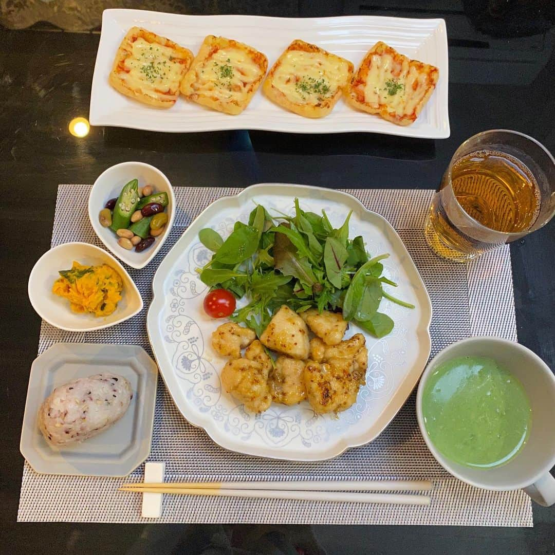 meguri.kさんのインスタグラム写真 - (meguri.kInstagram)「有田焼デビュー✨上質なお皿使うと普通の家庭料理でも映える✨テンションも上がる⤴️ ・ どんな料理を盛り付けようか考えただけでワクワクしちゃう♫ ・ 高級で格式高いイメージだった有田焼。 ・ 日常使い出来る魅力的な商品もあるんですね✨4月に賞美堂本店　@shobido_honten　から発売されたばかりの新作らしい！！ ・ 伝統的な鍋島紋様を軽やかに現代的にデザインした"ゆいからくさ"シリーズ✨ ・ 金、白金（プラチナ）選びました✨ ・ ベースがマットな質感で、上品な華やかさ♡ ・ 普段使いは勿論、お正月やひなまつりなど和食や、クリスマスやバースデーパーティーなど洋食にと幅広く使えそう♫ ・ ボウルもあったのでシリーズで揃えたい🙈 ・ 公式オンラインショップで購入できます♫ 　@shobido_honten ・ #賞美堂本店 #其泉 #ゆいからくさ #有田焼#PR#おうちごはん#晩ご飯#ハニーマスタードチキン#おうちじかん#stayhome#暮らし#くらし#暮らしを楽しむ#暮らしを整える#シンプルライフ#日々の事#器#食器#わたしのおいしい写真#ダイニング#dining#おうちごはんlover#夜ごはん#晩ごはん#献立#豊かな食卓#てづくりごはん365#夕食」4月20日 19時12分 - meguri.k