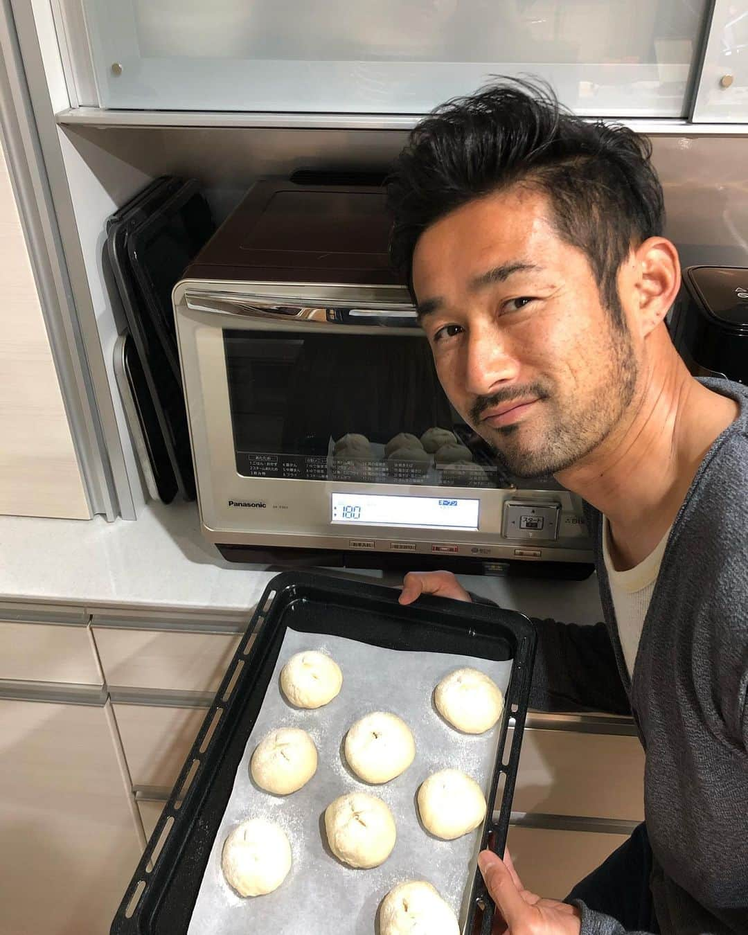 塩田仁史さんのインスタグラム写真 - (塩田仁史Instagram)「息子は餃子作り。 パパはパン作り。 #餃子とパン #異色のタッグ #さすがに #パンは朝食に」4月20日 19時16分 - shiota_hitoshi