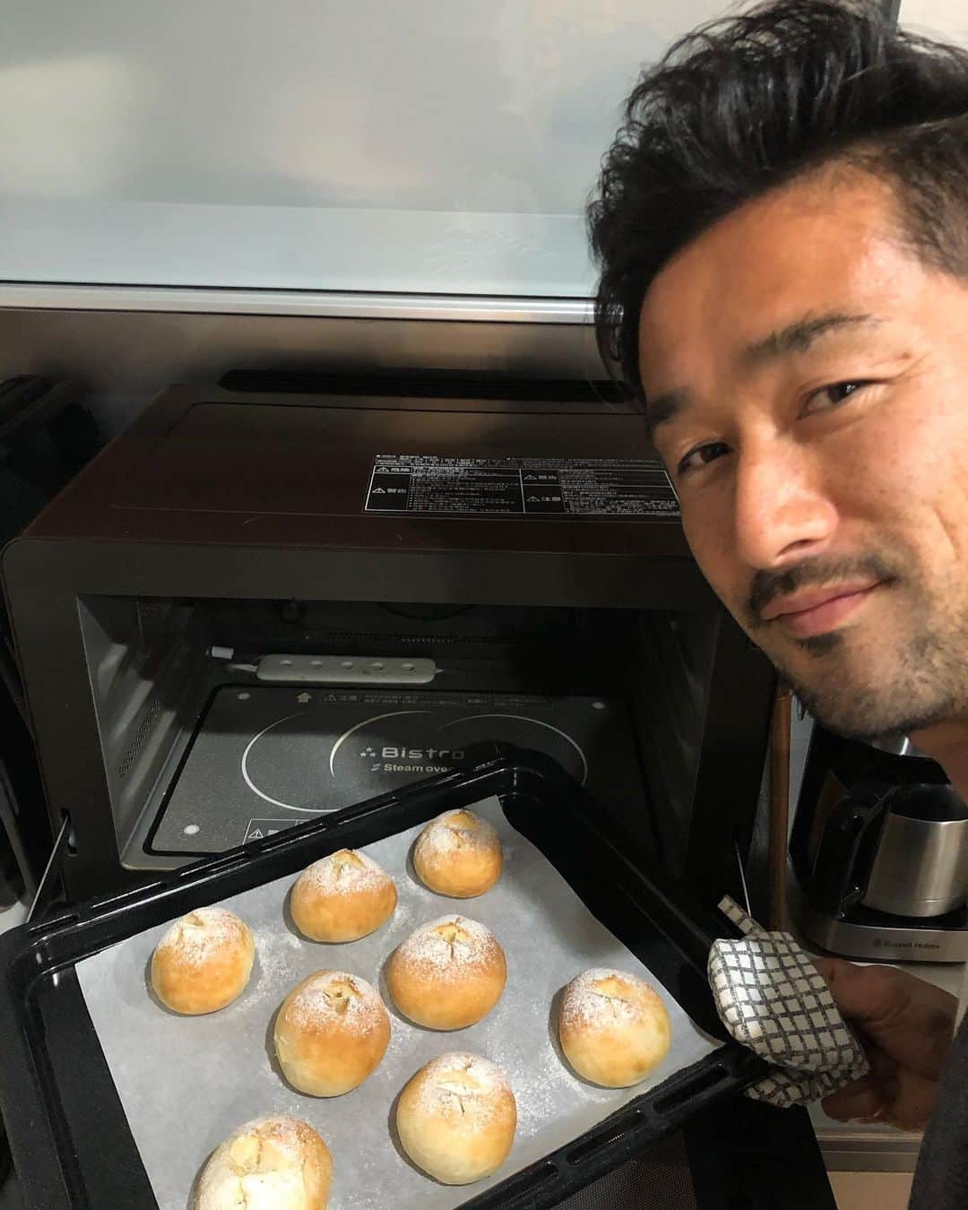 塩田仁史さんのインスタグラム写真 - (塩田仁史Instagram)「息子は餃子作り。 パパはパン作り。 #餃子とパン #異色のタッグ #さすがに #パンは朝食に」4月20日 19時16分 - shiota_hitoshi