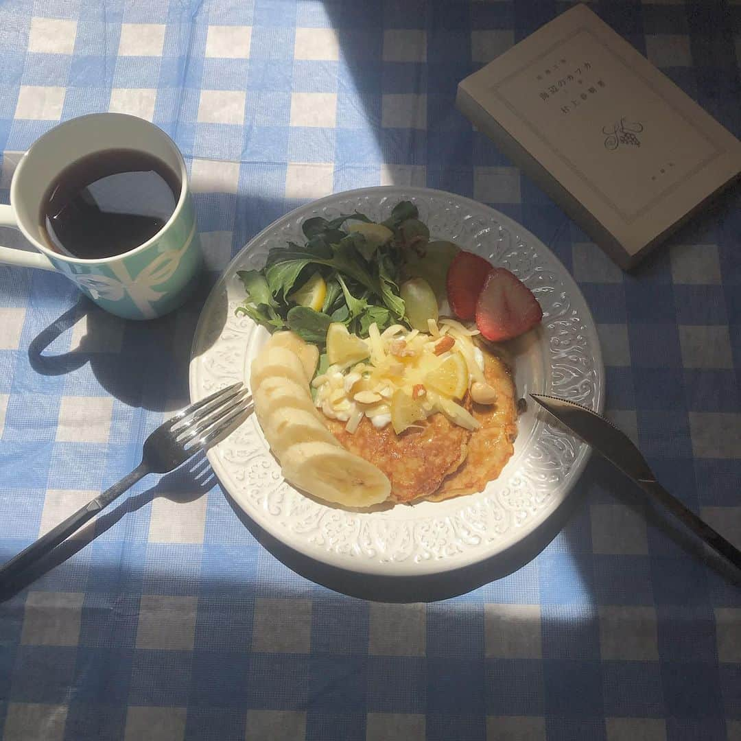 横田彩夏さんのインスタグラム写真 - (横田彩夏Instagram)「ある日の朝昼ごはん。 かわいいテーブルクロスがほしい。  #お篭り生活#サラダ#ランチ#オートミール#野菜#野菜生活#おうちランチ#ごはん#サラダランチ#おうちごはん#おうちごはん部#オートミールパンケーキ#自炊#簡単ごはん#ヘルシーランチ#ヘルシーレシピ#ヘルシー#カロリー制限#カフェ風ご飯」4月20日 19時17分 - picowestwood