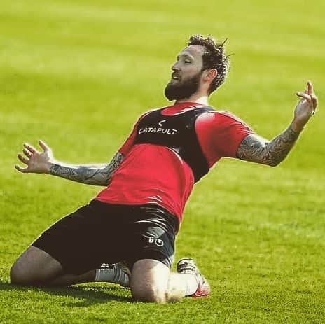 マルコ・ヘーガーのインスタグラム：「Nice #slide into the #week 🧎🏻‍♂️😁 @fckoeln  #training #fun #blessed #staypositive #stayathome #positivevibes #together #effzeh #cologne #fc #mh6 #liebedeinestadt #inked #tattoo #goal #celebration」