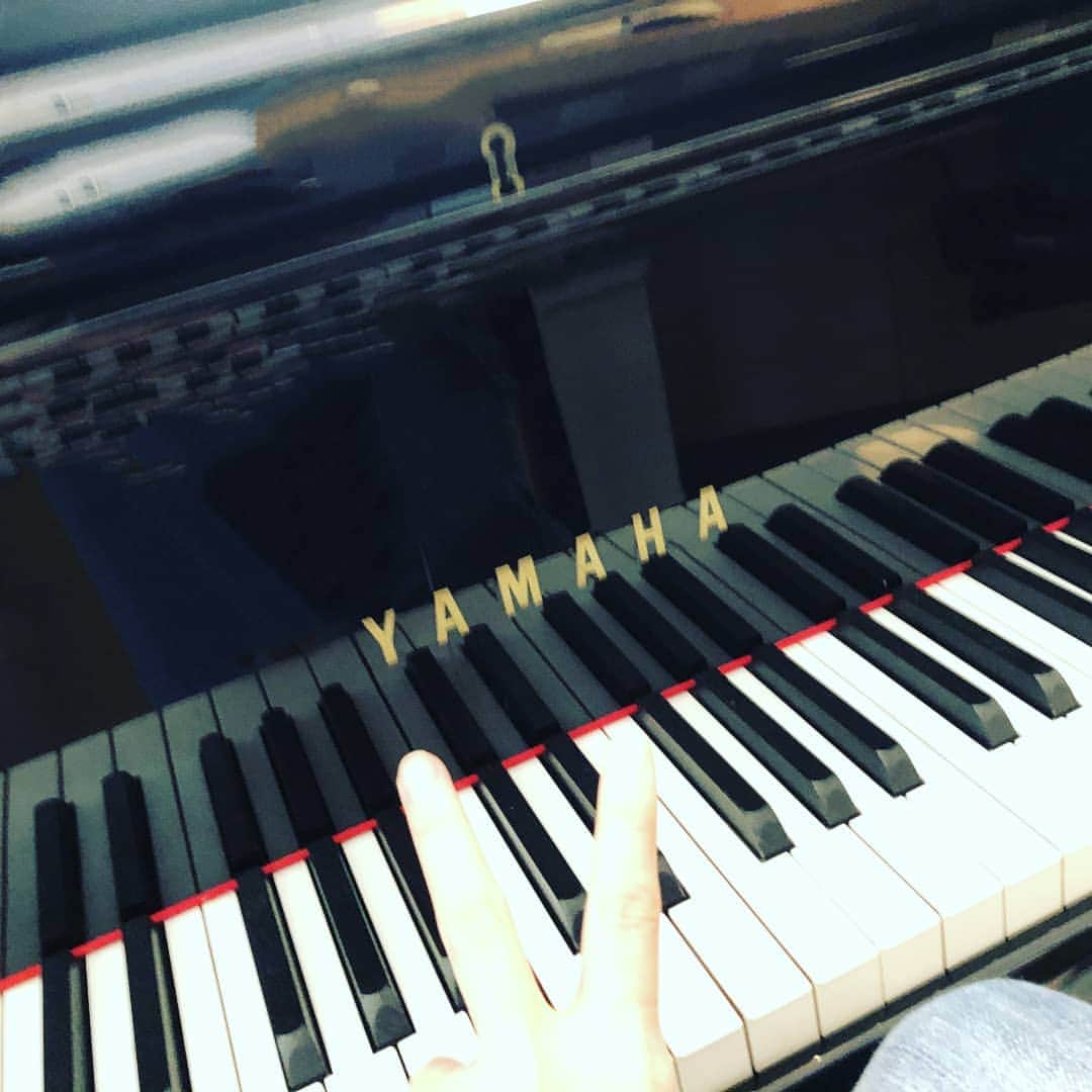 広瀬香美さんのインスタグラム写真 - (広瀬香美Instagram)「イヤ〜とか機嫌〜とか言い訳出てくる前に！はぃ！今日もピアノの練習♪  #広瀬香美 #毎日 #ピアノ #練習 #everyday  #piano  #弾く」4月20日 19時21分 - kohmi.hirose