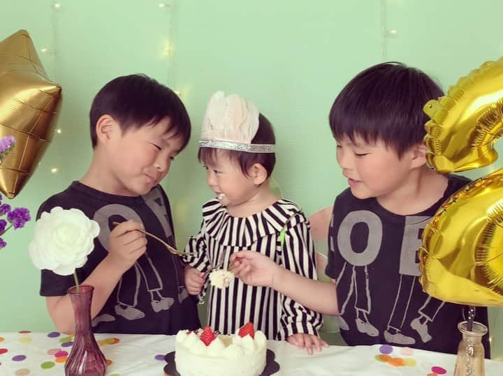 のインスタグラム：「2020.4.20 ❷ Happy 2nd Birthday, Len🎈 * 🎂動画バージョン📹✨ おいしいね💜おいしいね💜 ロウソクも上手に消せました🎂🔥🌿 * たくさんの お祝いのメッセージ ありがとうございます🥰( LINEやDM💌にも🥺🙏🏻💕) * ゆっくりですが、お返事するので 待っててね🥰🦋🌈 * #2歳#お誕生日#2歳誕生日#おめでとう#おうちスタジオ#ケーキ#happybirthday#birthday #riorukaren_movies_」