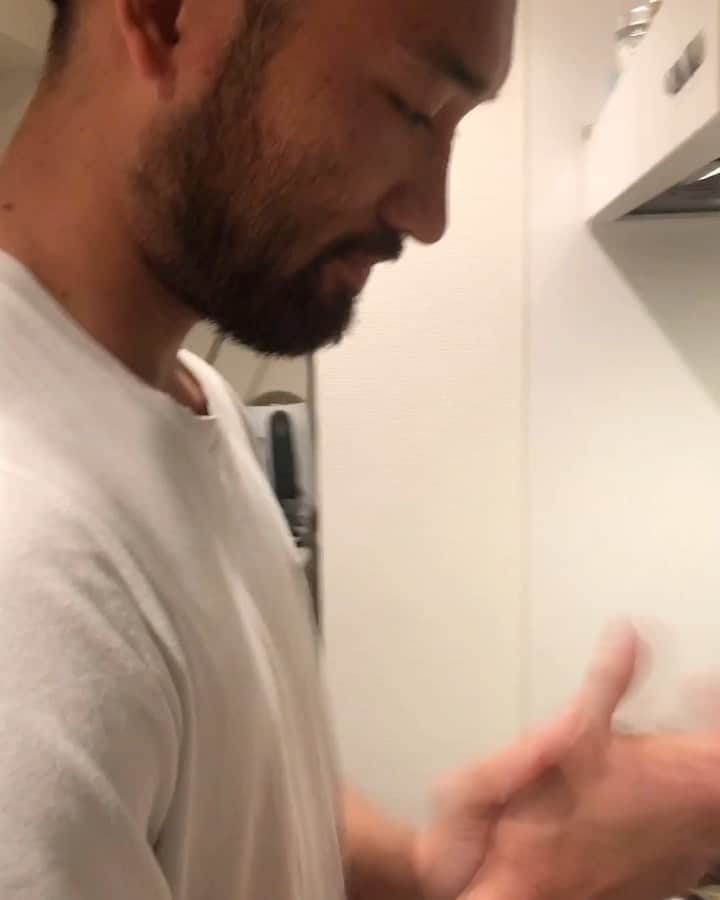 のインスタグラム：「全世界待望の川又堅碁の料理道場第3弾😆🤩😆 メンズでも簡単にできるメニューやからたまにはワイフやガールフレンドを楽にさせてあげてなー #親子丼 #今回はクラシルのおかげ」