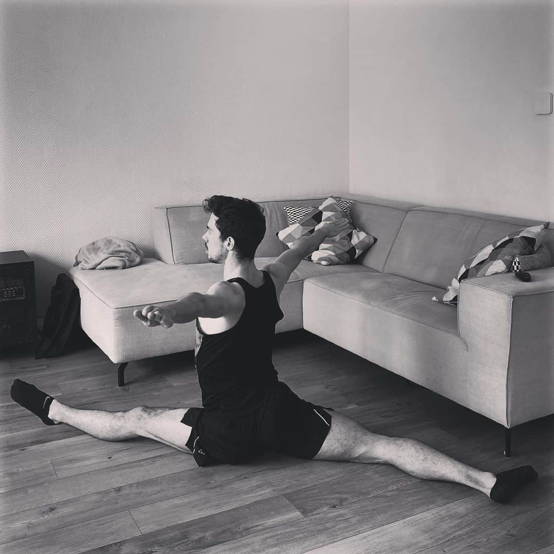 ヨリック・ヘンドリックスさんのインスタグラム写真 - (ヨリック・ヘンドリックスInstagram)「After 5 weeks of stretching with my skaters I can finally do a split again after many years. Investing in my own fitness during this quarantine ✨If I can do it, you can do it 2! #keepworking #keepstretching  #stayhome #workfromhome #figureskating #retired #coach」4月20日 19時40分 - jorik.hendrickx