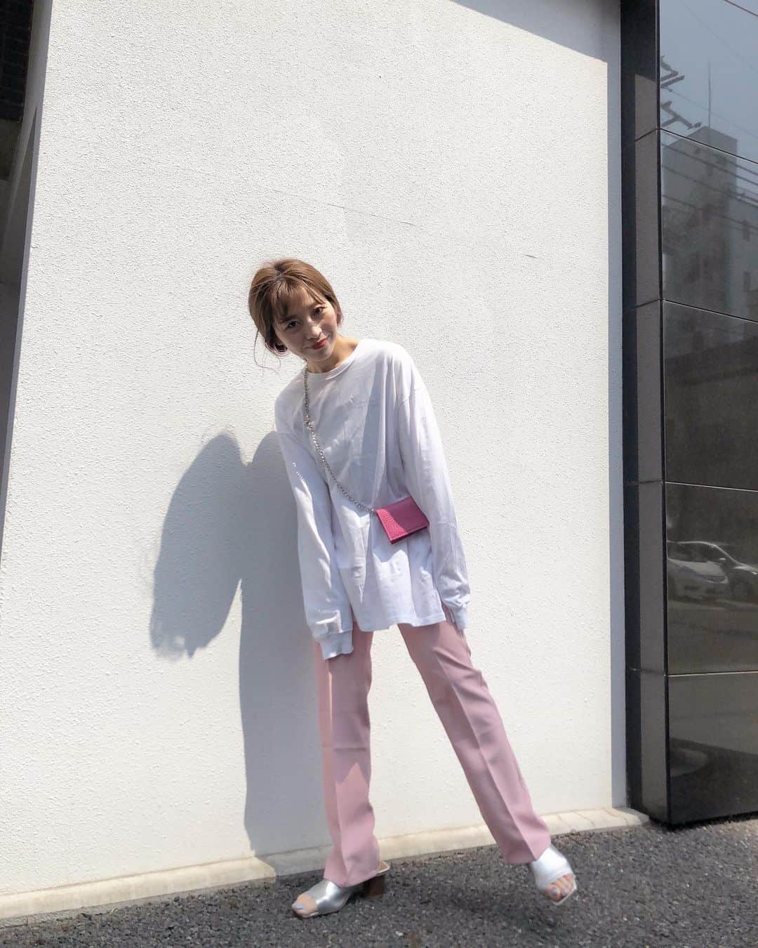 Fushimi natsukiさんのインスタグラム写真 - (Fushimi natsukiInstagram)「🌸🌸🌸 ピンクで気分上げる作戦。  おうちでも気分をあげる作戦🏠  #kastane#kastane_ootd #ふしみふく#スラックス」4月20日 19時37分 - fusshan
