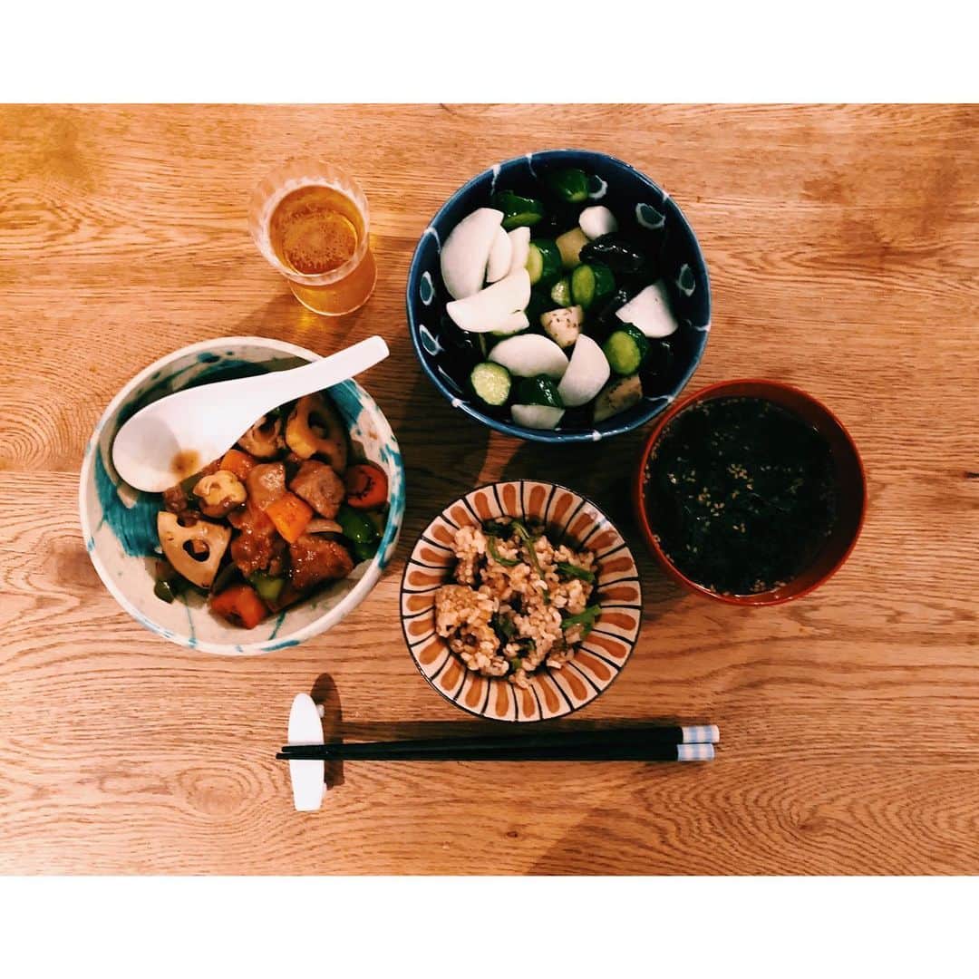 Saoriさんのインスタグラム写真 - (SaoriInstagram)「惚気の塊ですが、﻿ 夫はとても料理が上手です。 ﻿ ﻿ ・黒酢酢豚﻿ ・中華スープ﻿ ・野菜の浅漬け﻿ ・山菜ご飯 ・びーる」4月20日 19時50分 - saori_fujisaki