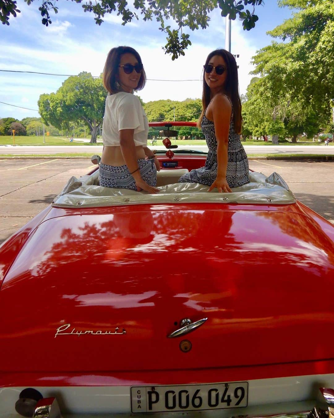 吉冨愛子 さんのインスタグラム写真 - (吉冨愛子 Instagram)「Havana 🇨🇺﻿ ﻿ ﻿ ﻿ ﻿ ﻿ #havana #cuba #caribe #latinoamerica #classic #classiccars #friends #pink #travel #memory #bestie #buena #viaje #carro #clasico #verano #rayban #ハバナ #キューバ #振り返り投稿 #思い出 #お気に入り #好きな場所 #stayhome #photography」4月20日 19時47分 - aiko_yoshitomi