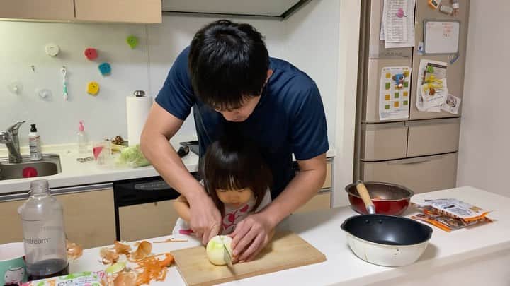 金田朋子のインスタグラム：「涙目になりながら玉ねぎ切る娘です！ 我慢強い！ ママちゃんも頑張らねば！ #千笑 #森渉 #金田朋子 #家族 #family #子供 #娘 #kids #がんばろう」