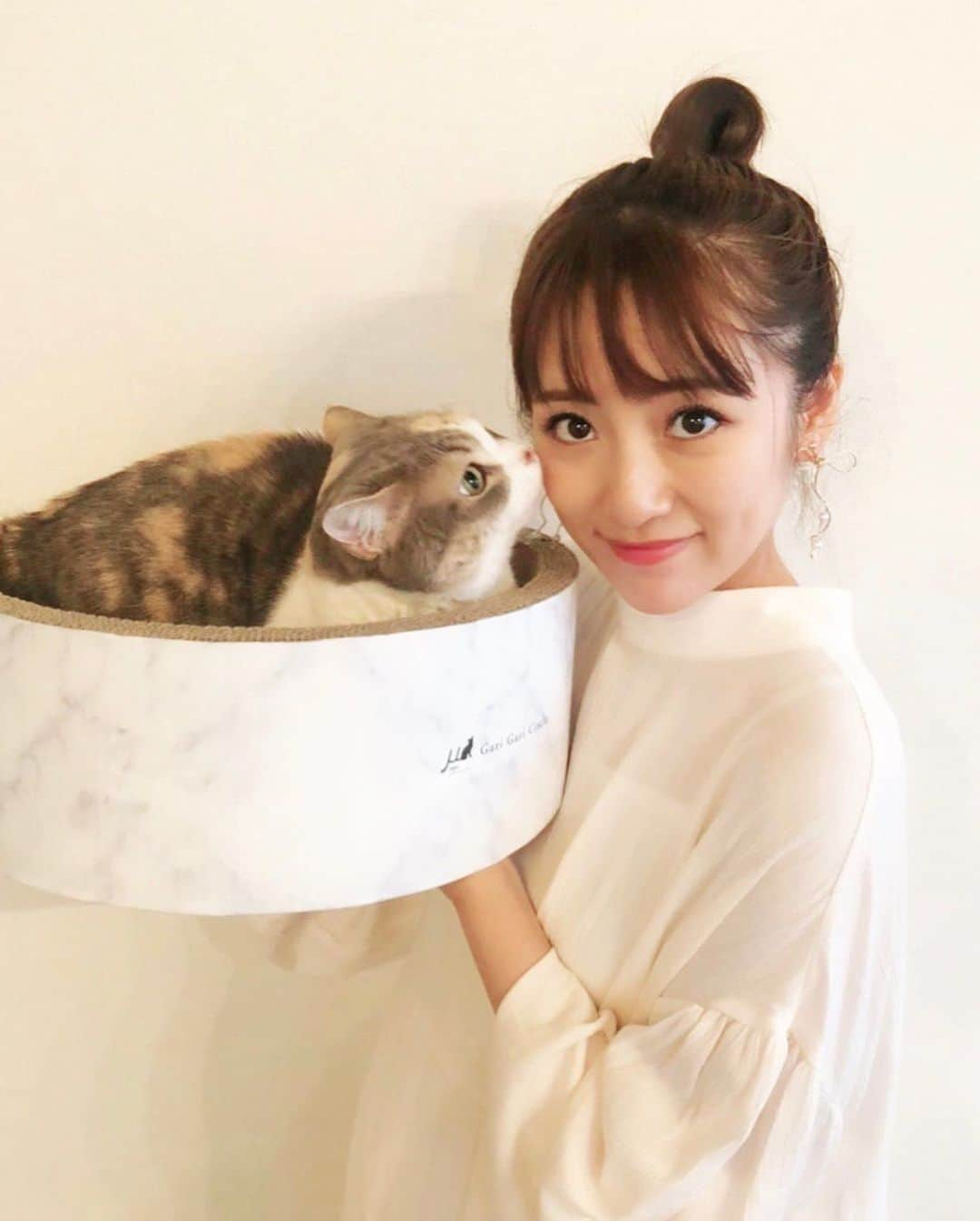 高橋みなみさんのインスタグラム写真 - (高橋みなみInstagram)「どんな状況でも日々何か楽しいことを見つけて笑っていたいね！  1枚目はにゃーがそっぽ向いてますが笑 自撮りじゃ撮れないようなガチ笑顔😂 だんなが撮ってくれました！  #smile #smile😊  #おうち時間  #🏠」4月20日 19時56分 - taka37_chan