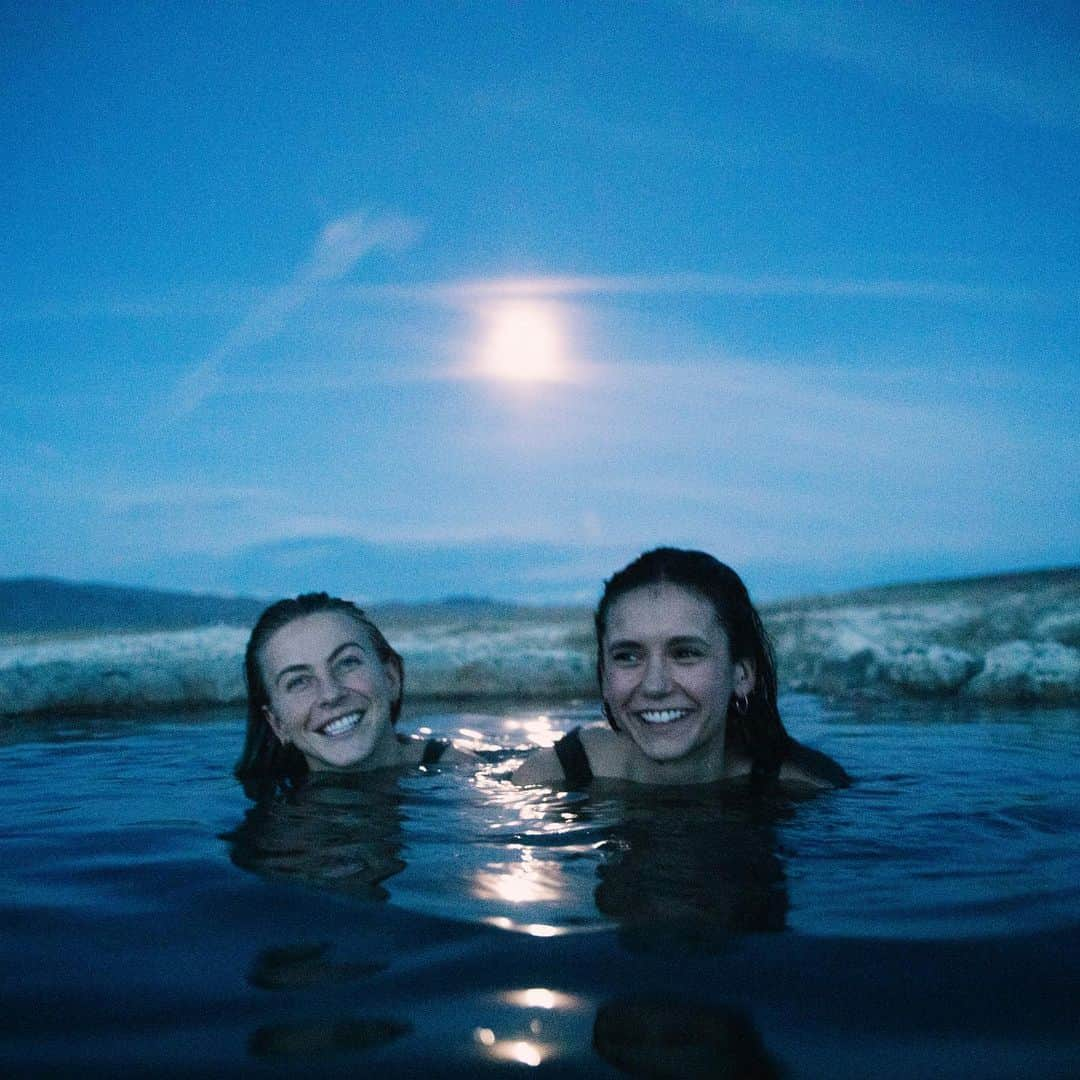 ジュリアン・ハフさんのインスタグラム写真 - (ジュリアン・ハフInstagram)「Missing this babe of a best friend basking in the full moon beauty and light 🌕✨」4月21日 5時49分 - juleshough